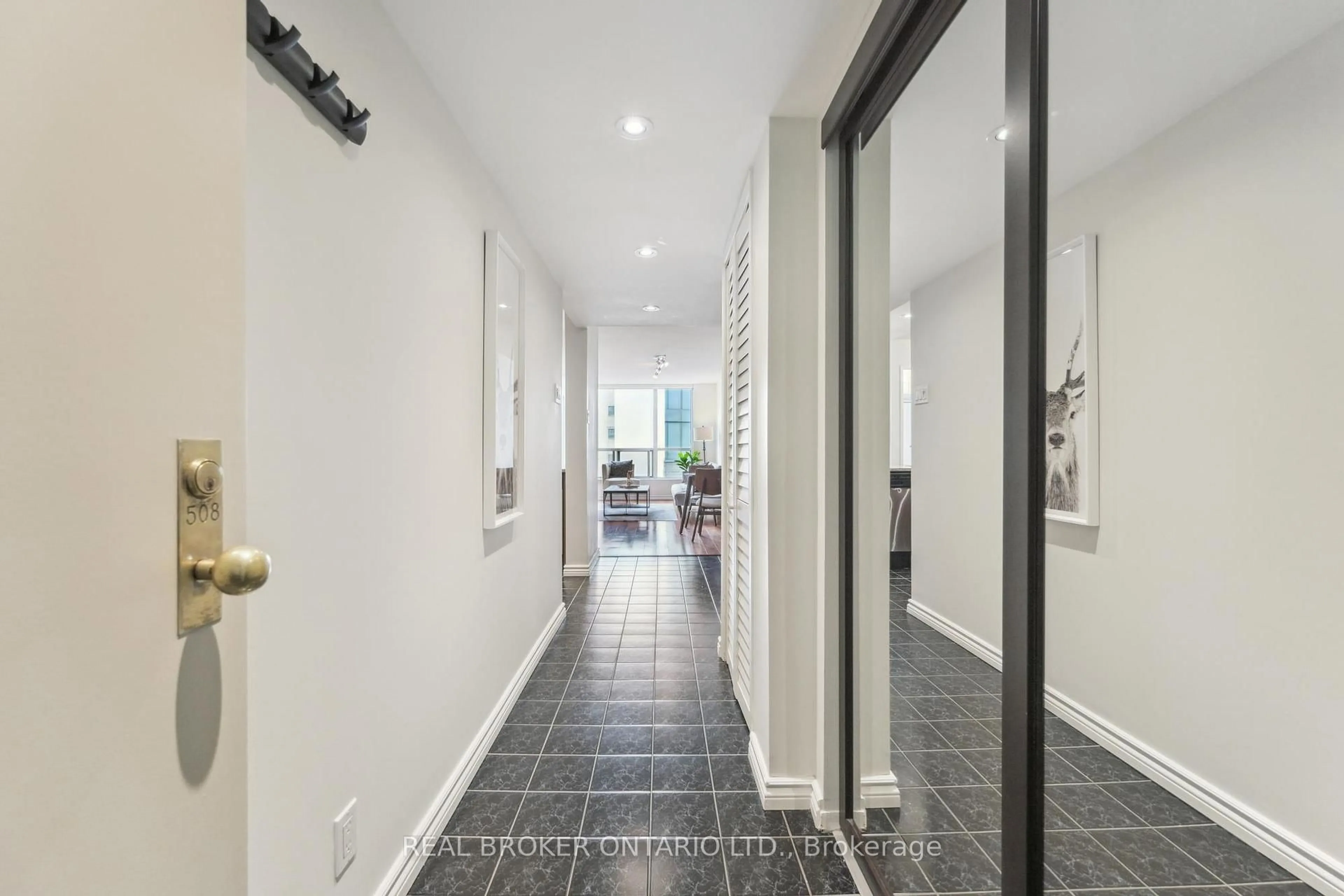 Indoor foyer for 92 King St #508, Toronto Ontario M5C 2V8