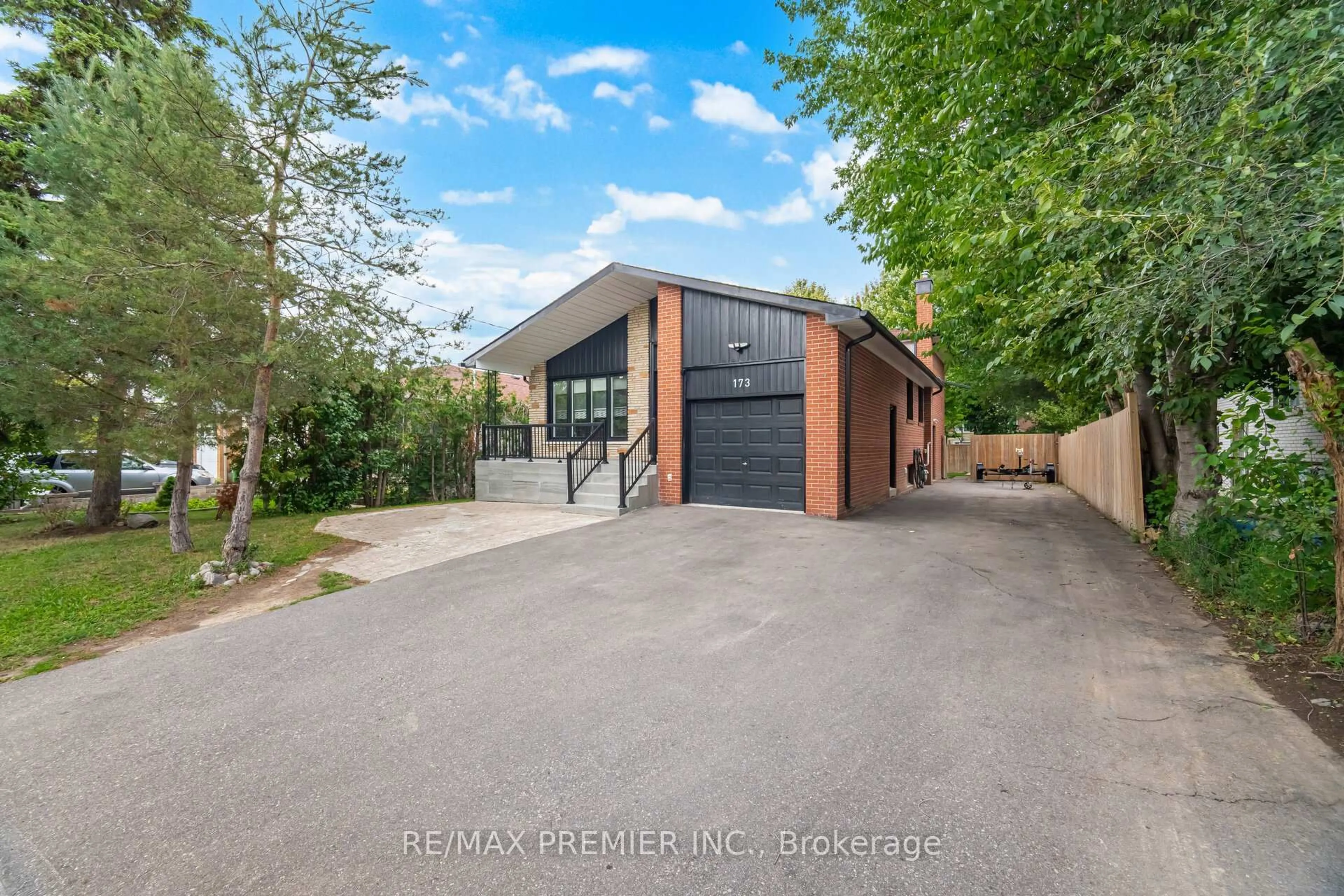 A pic from outside/outdoor area/front of a property/back of a property/a pic from drone, street for 173 Torresdale Ave, Toronto Ontario M2R 3E3