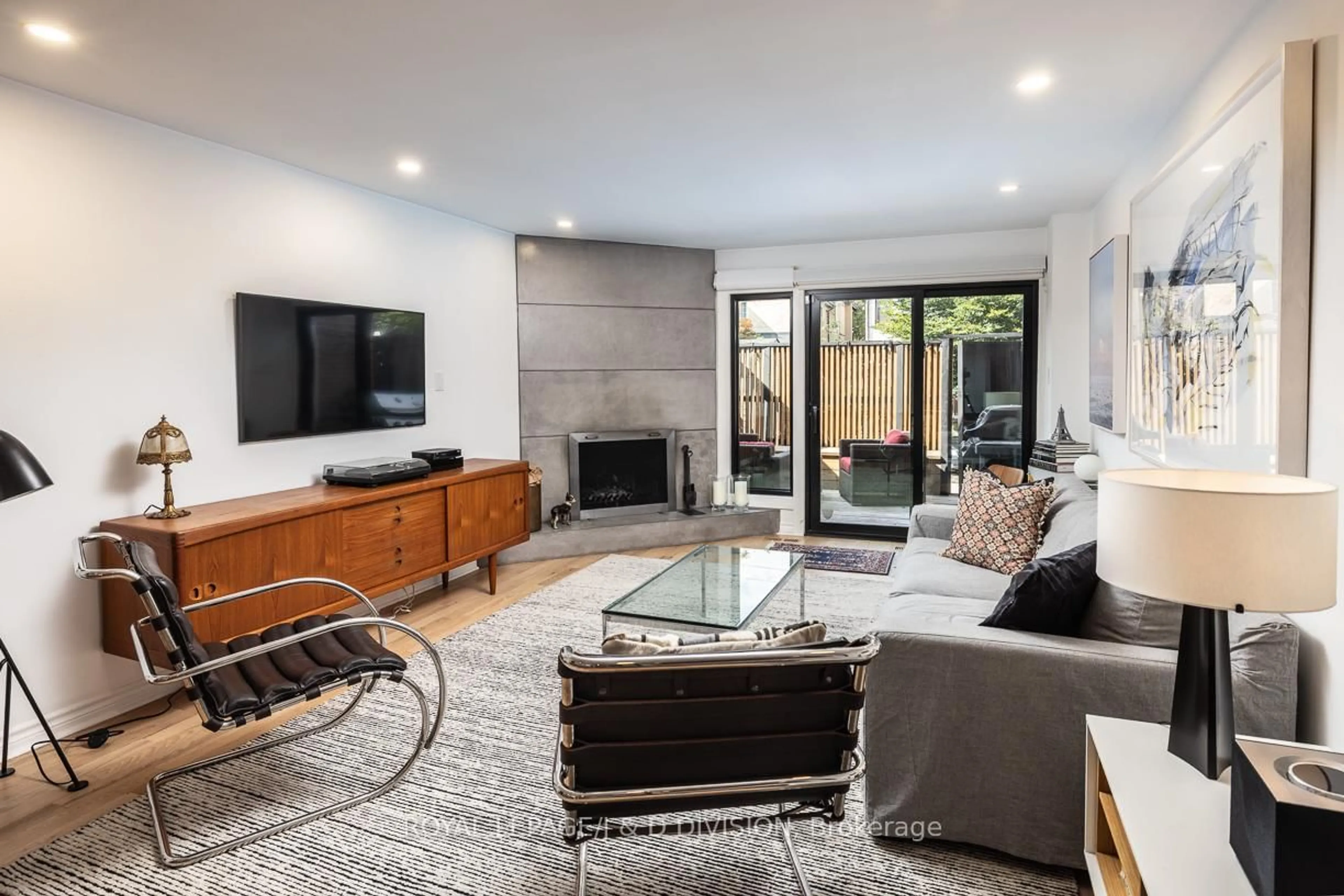 Living room with furniture, unknown for 28 Alcorn Ave, Toronto Ontario M4V 1E4