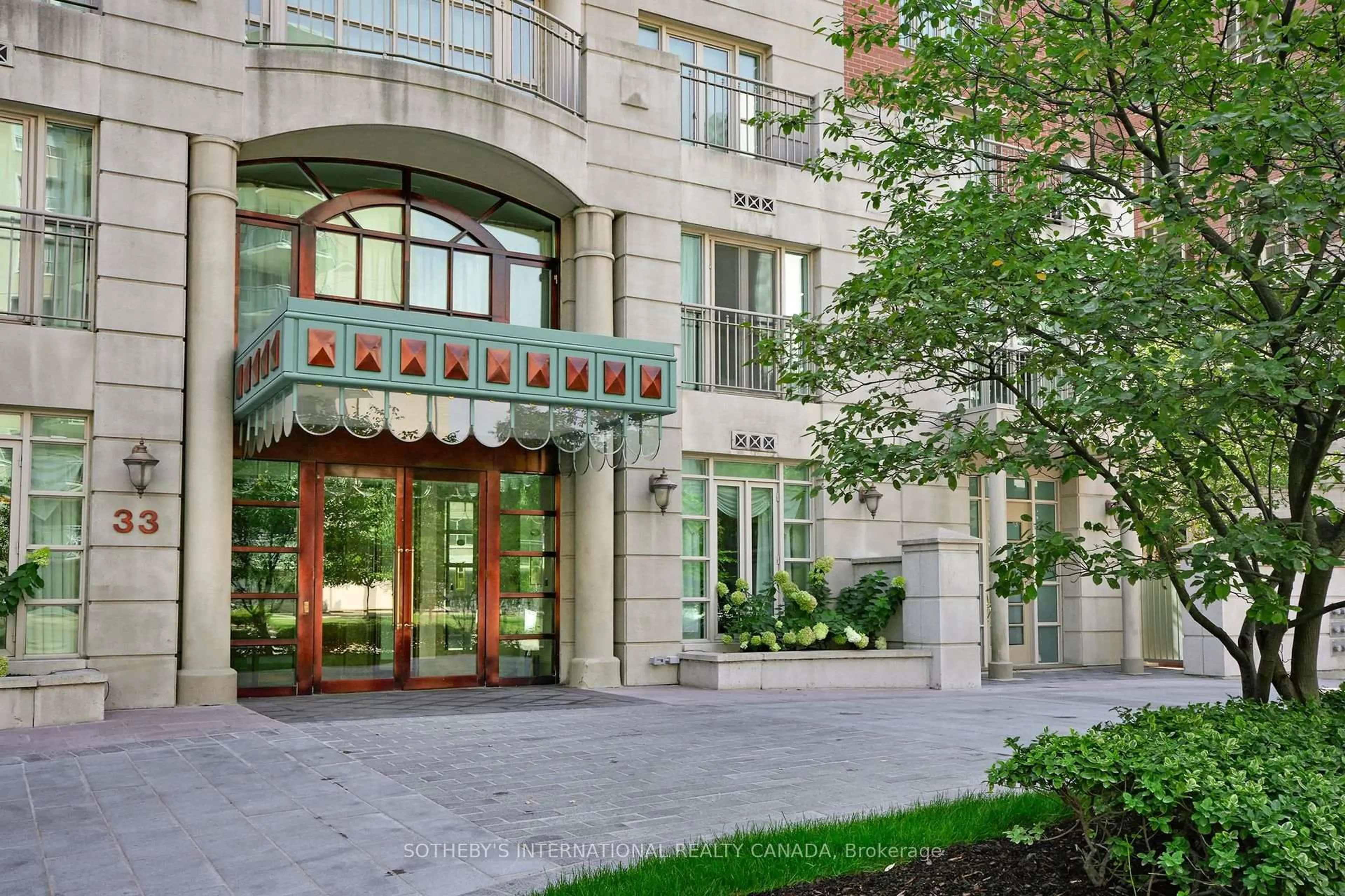 Indoor foyer for 33 Delisle Ave #905, Toronto Ontario M4V 3C7