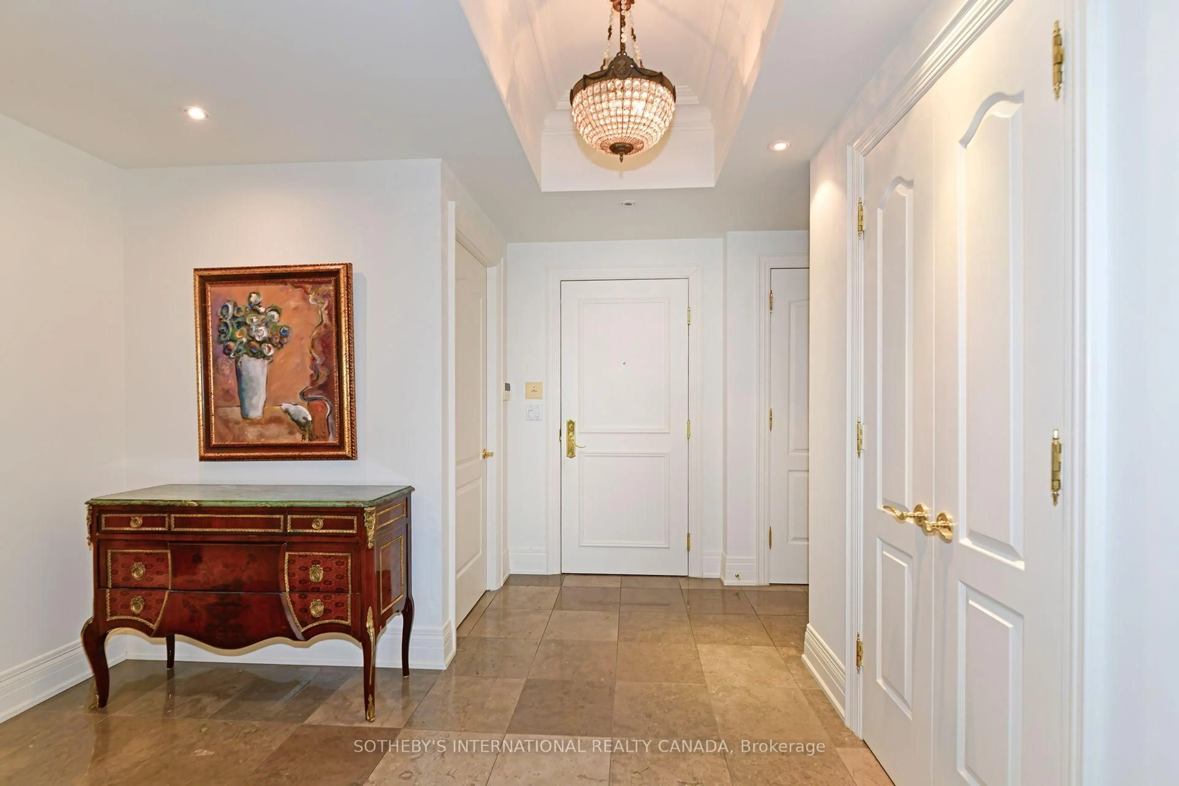 Indoor foyer for 33 Delisle Ave #905, Toronto Ontario M4V 3C7