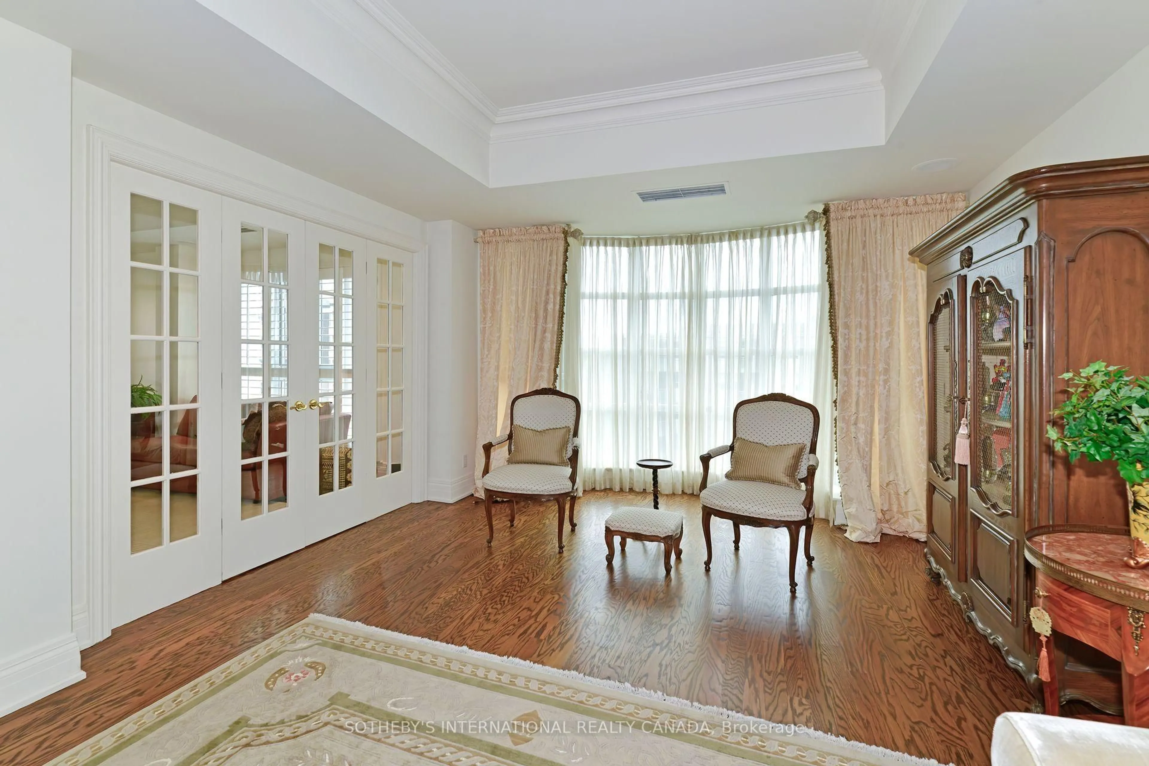 Indoor foyer for 33 Delisle Ave #905, Toronto Ontario M4V 3C7