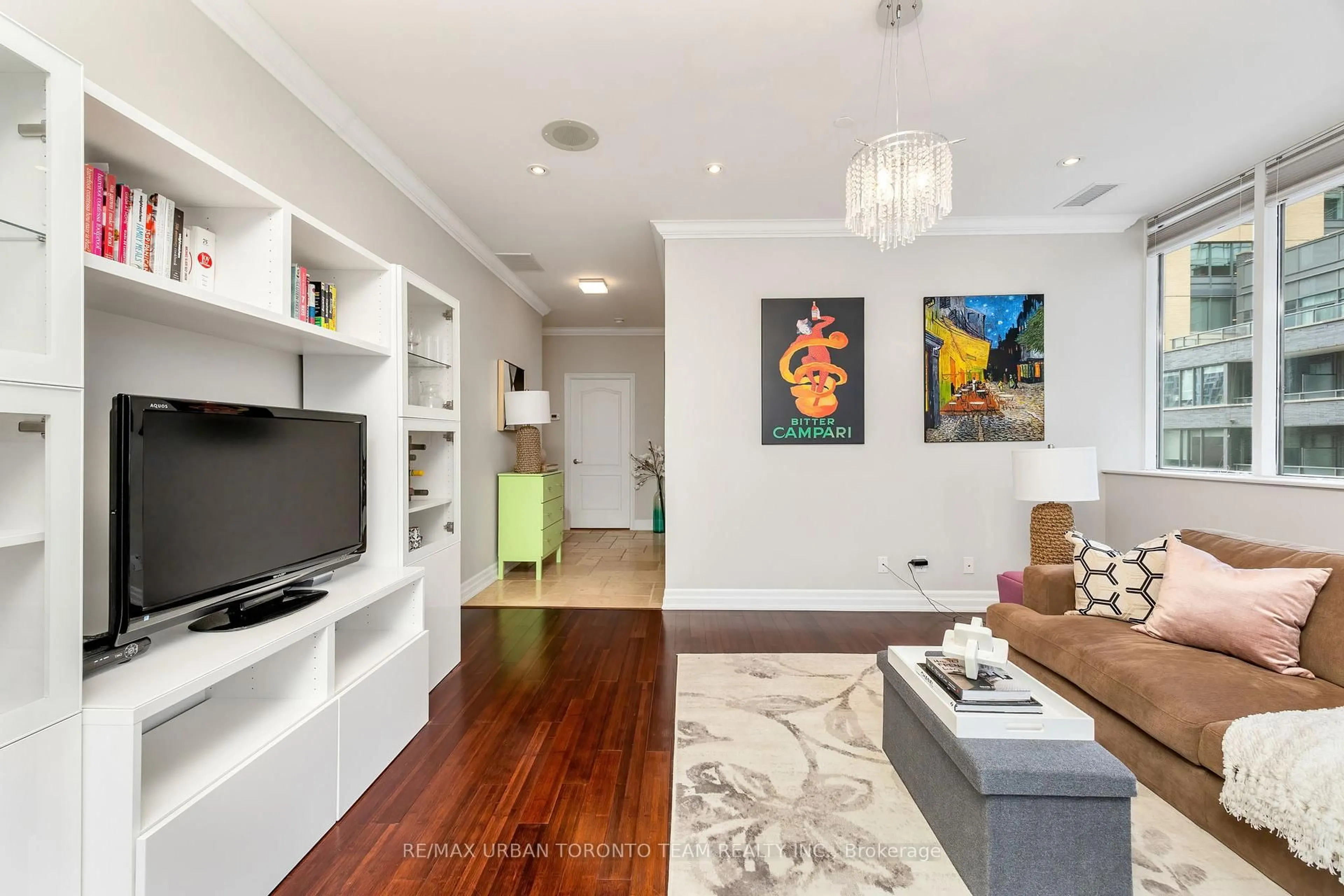 Living room with furniture, wood/laminate floor for 393 King St #401, Toronto Ontario M5V 3G8