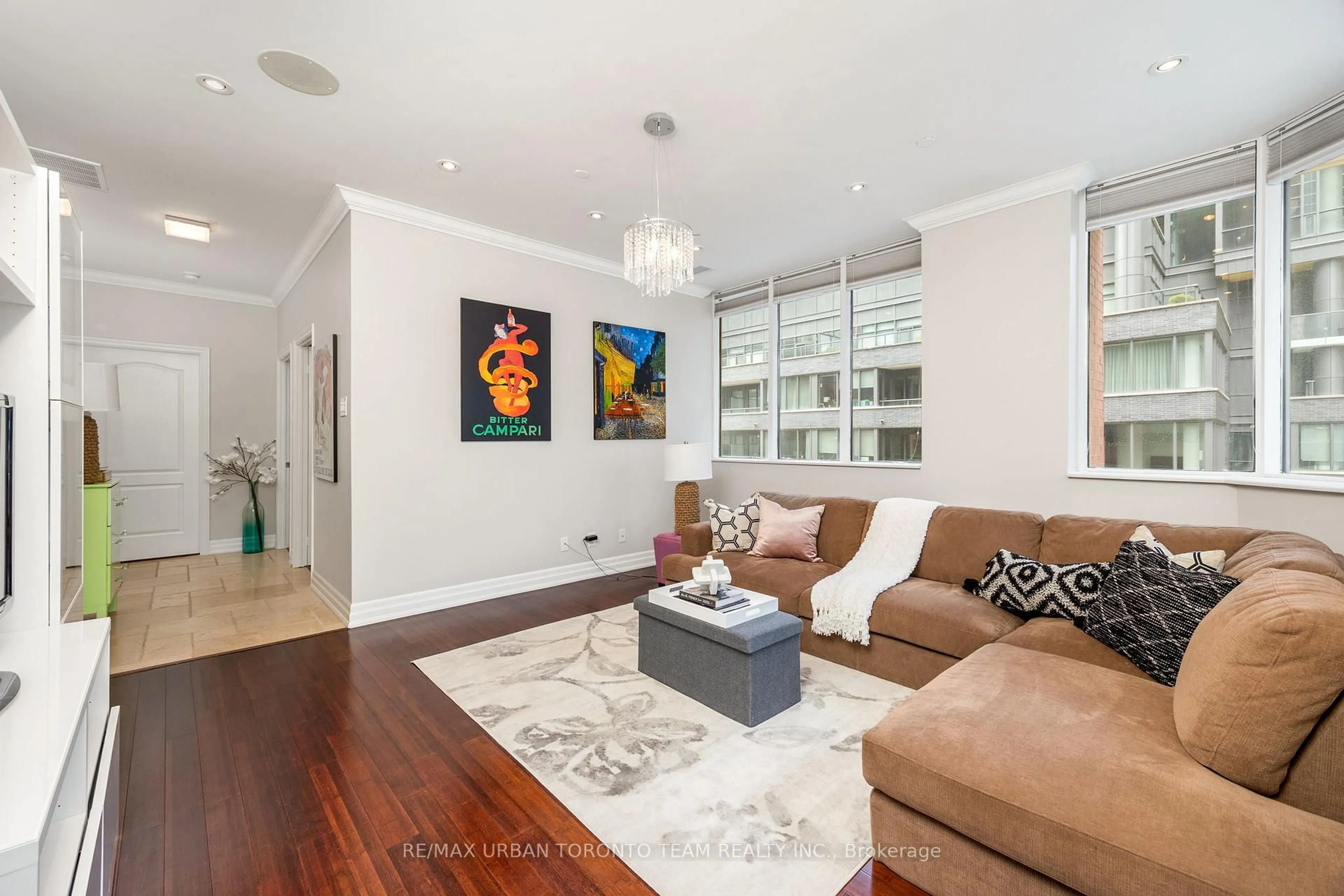 Living room with furniture, wood/laminate floor for 393 King St #401, Toronto Ontario M5V 3G8