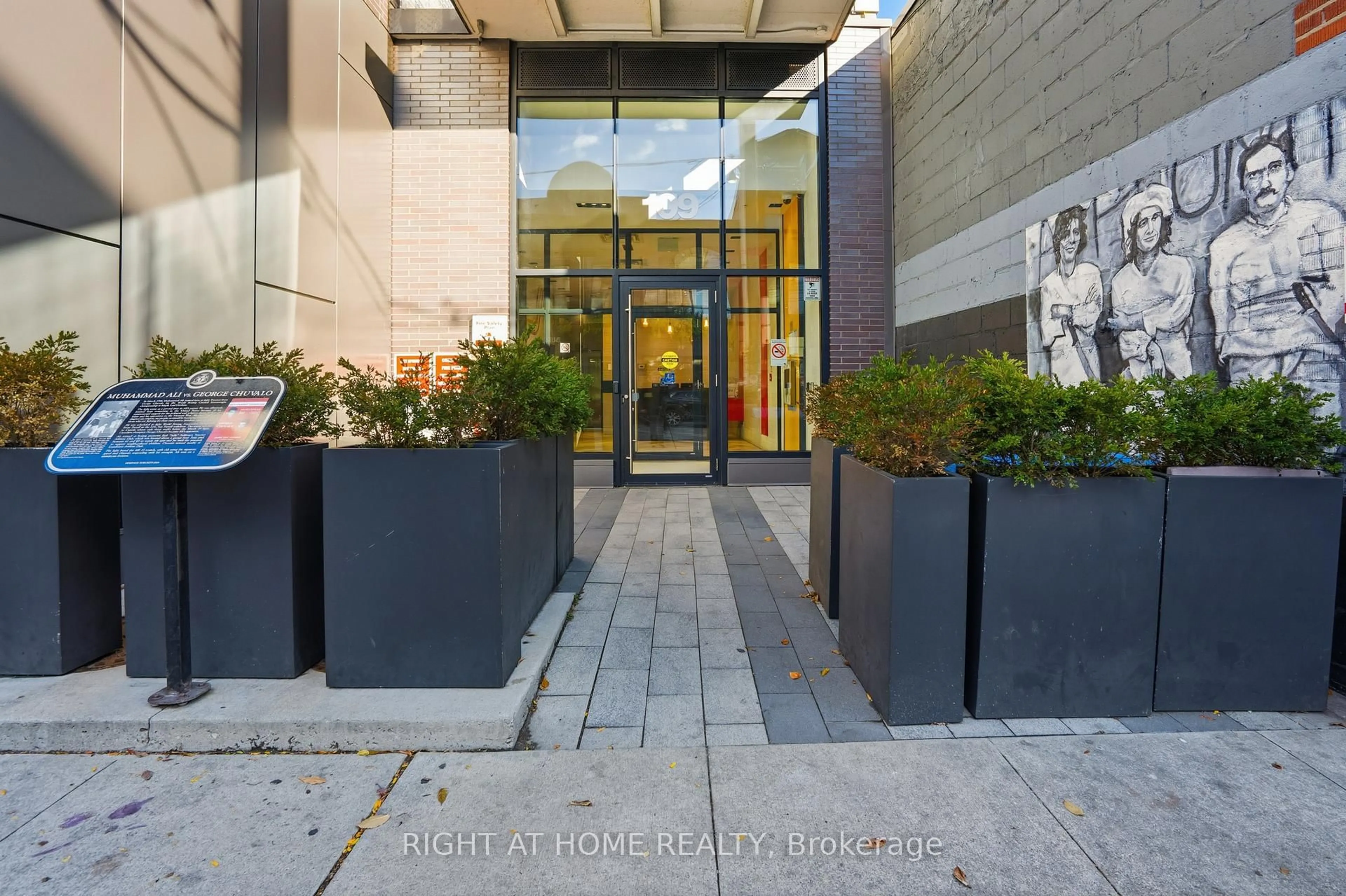 Unknown for 109 Ossington Ave #511, Toronto Ontario M6J 0G1