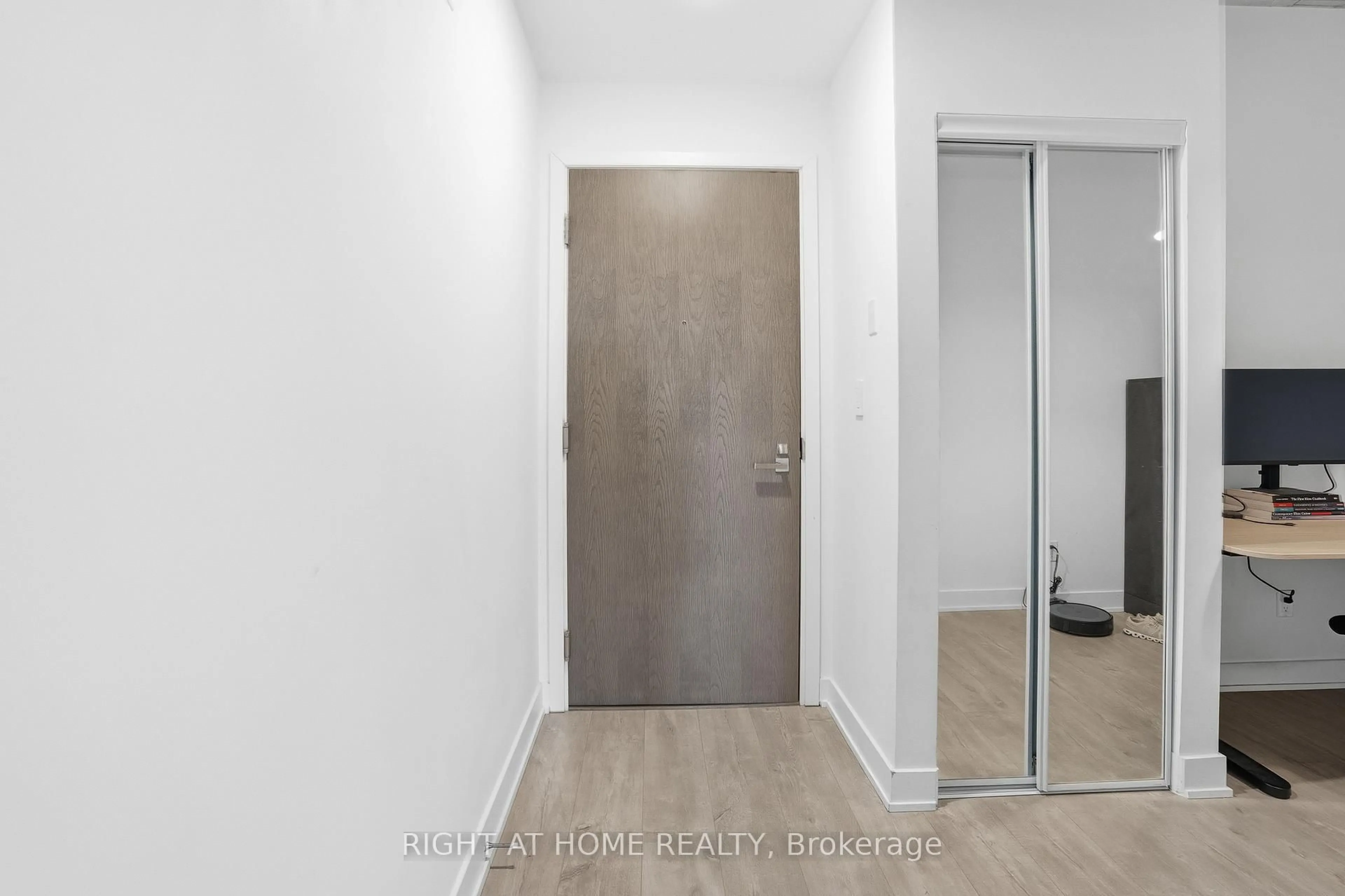 Indoor entryway for 109 Ossington Ave #511, Toronto Ontario M6J 0G1