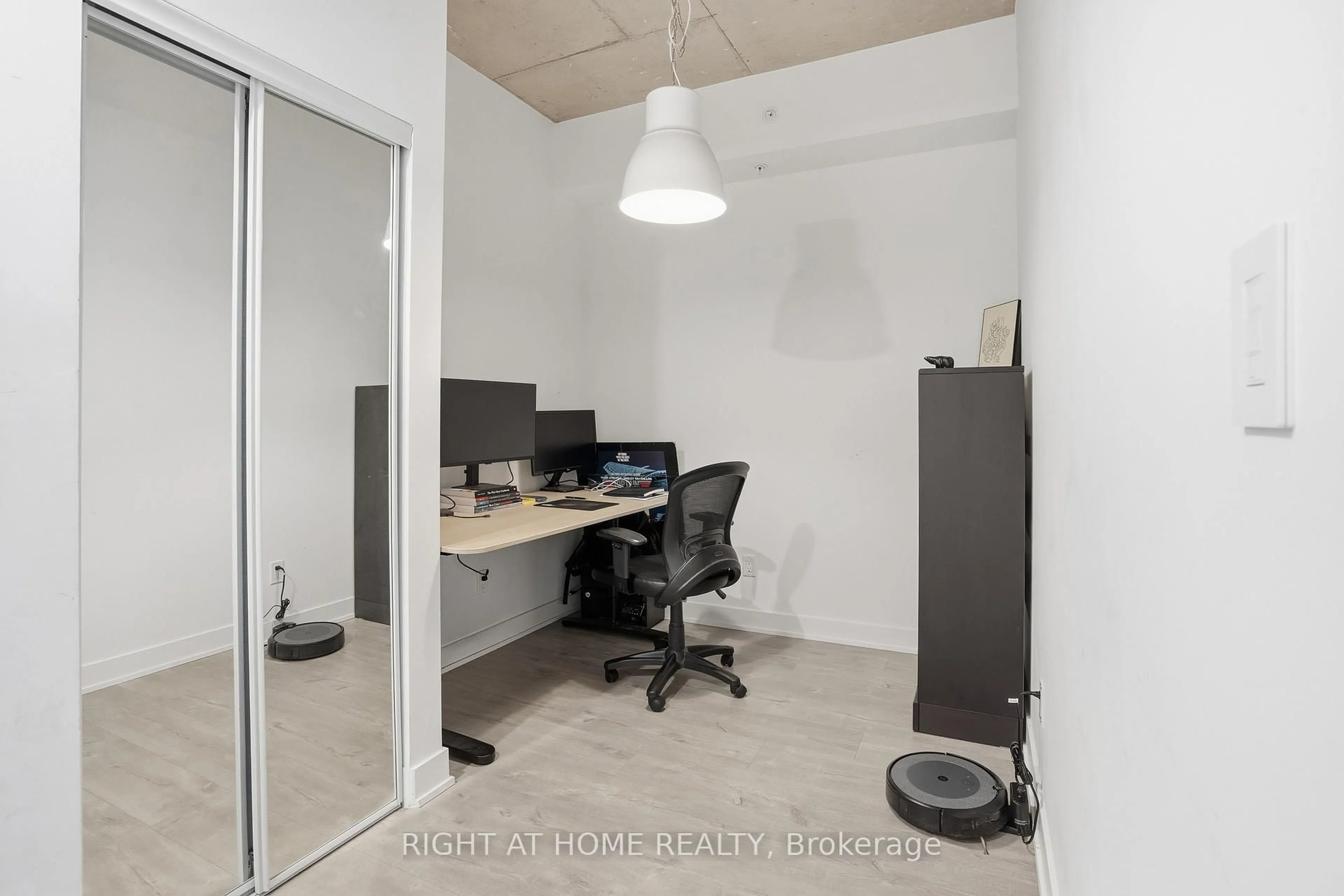 A pic of a room for 109 Ossington Ave #511, Toronto Ontario M6J 0G1