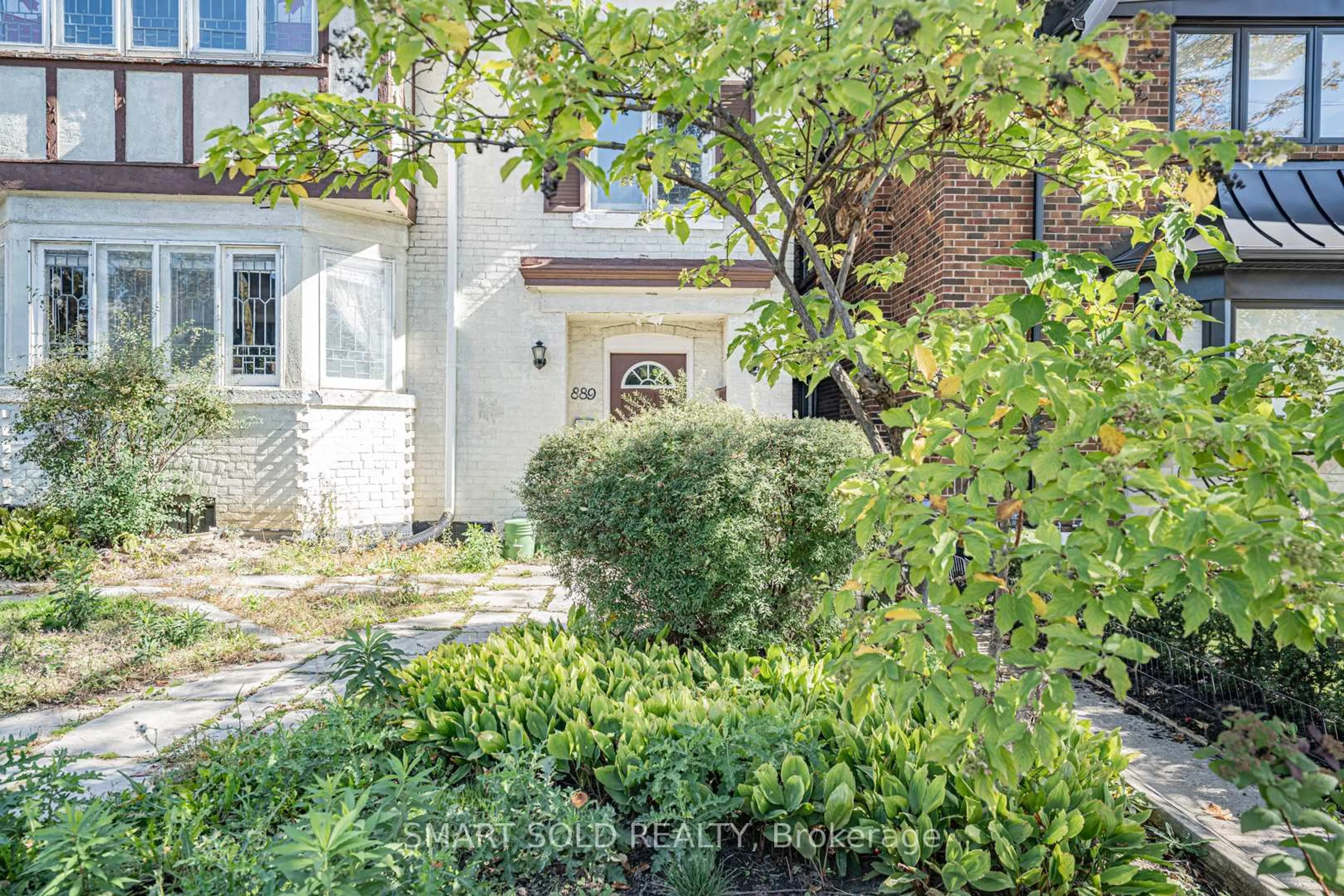 A pic from outside/outdoor area/front of a property/back of a property/a pic from drone, street for 889 Avenue Rd, Toronto Ontario M5P 2K7