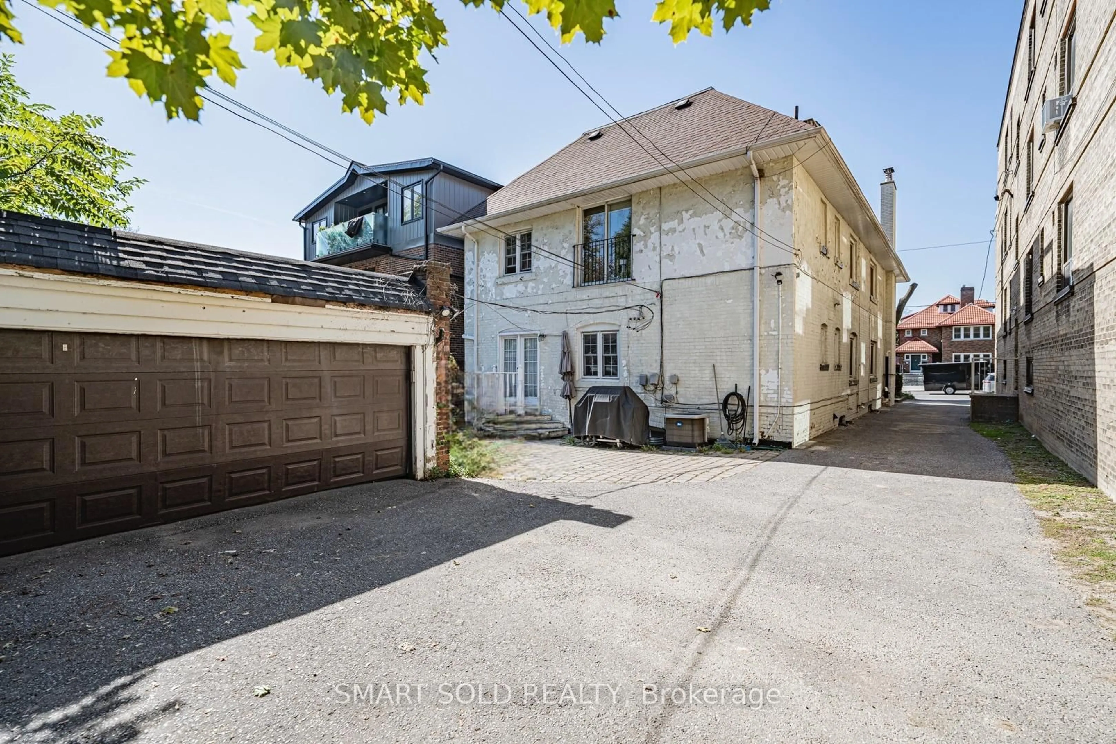 A pic from outside/outdoor area/front of a property/back of a property/a pic from drone, street for 889 Avenue Rd, Toronto Ontario M5P 2K7