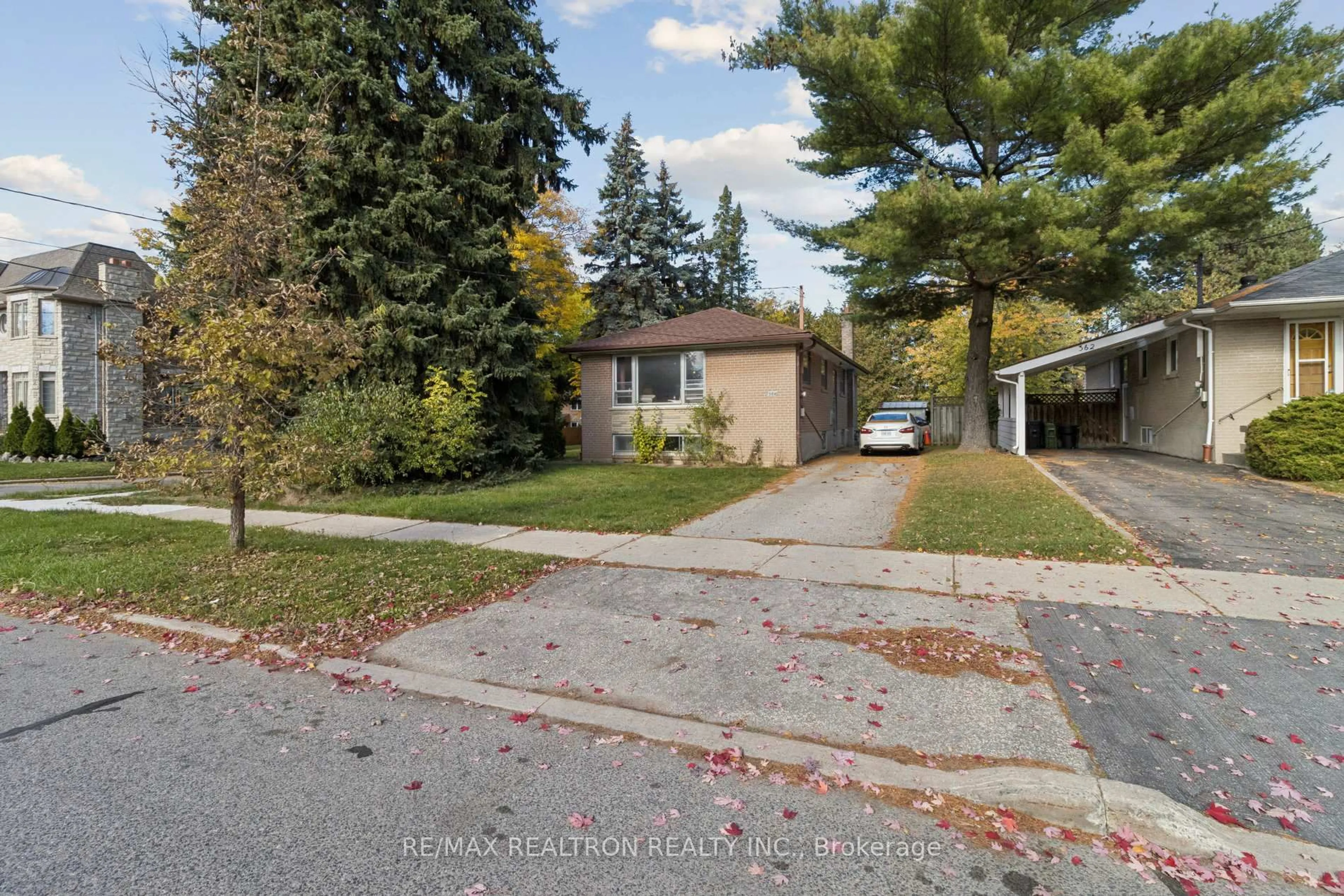 A pic from outside/outdoor area/front of a property/back of a property/a pic from drone, street for 364 Patricia Ave, Toronto Ontario M2R 2M7