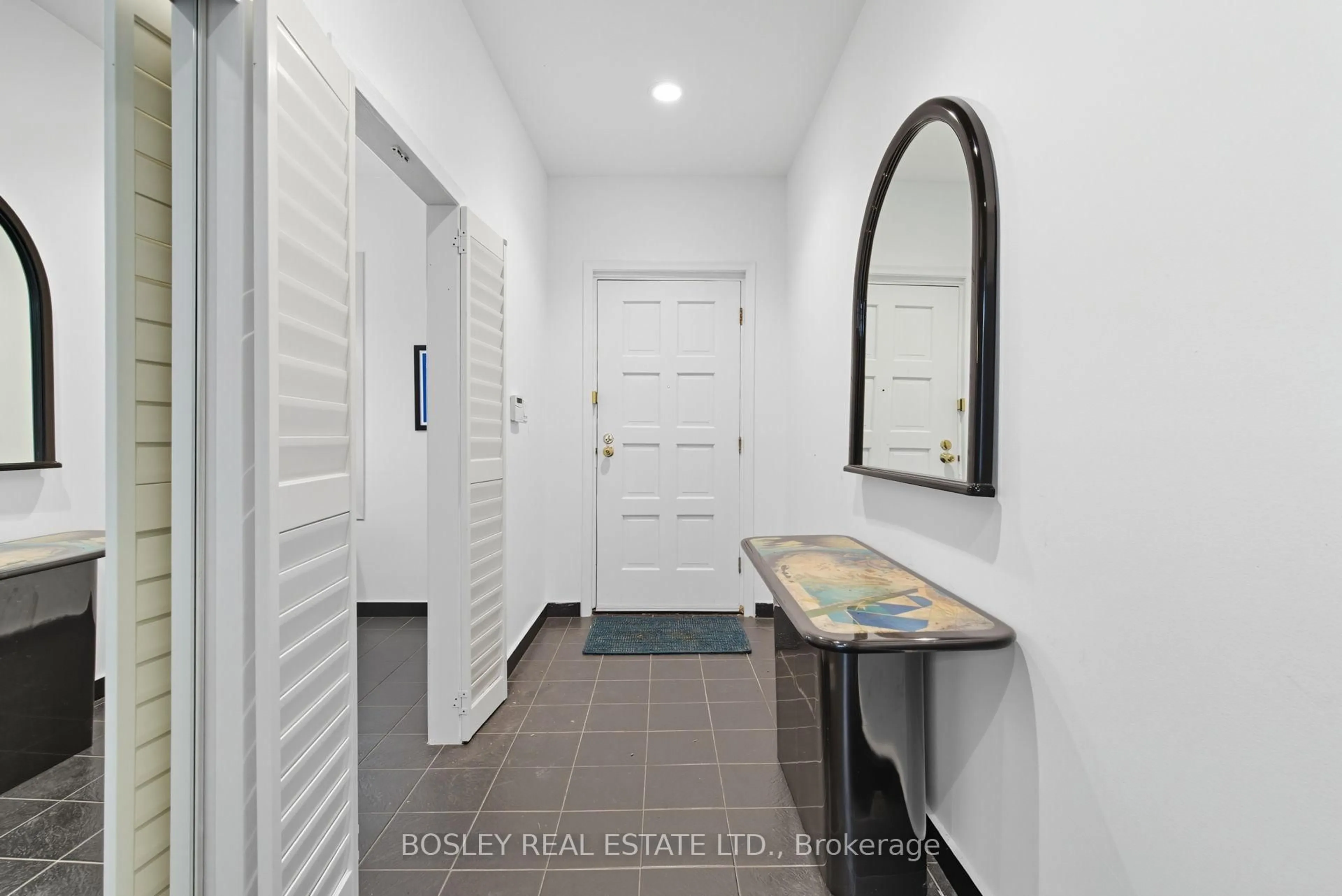 Indoor entryway for 119 Seaton St, Toronto Ontario M5A 2T3
