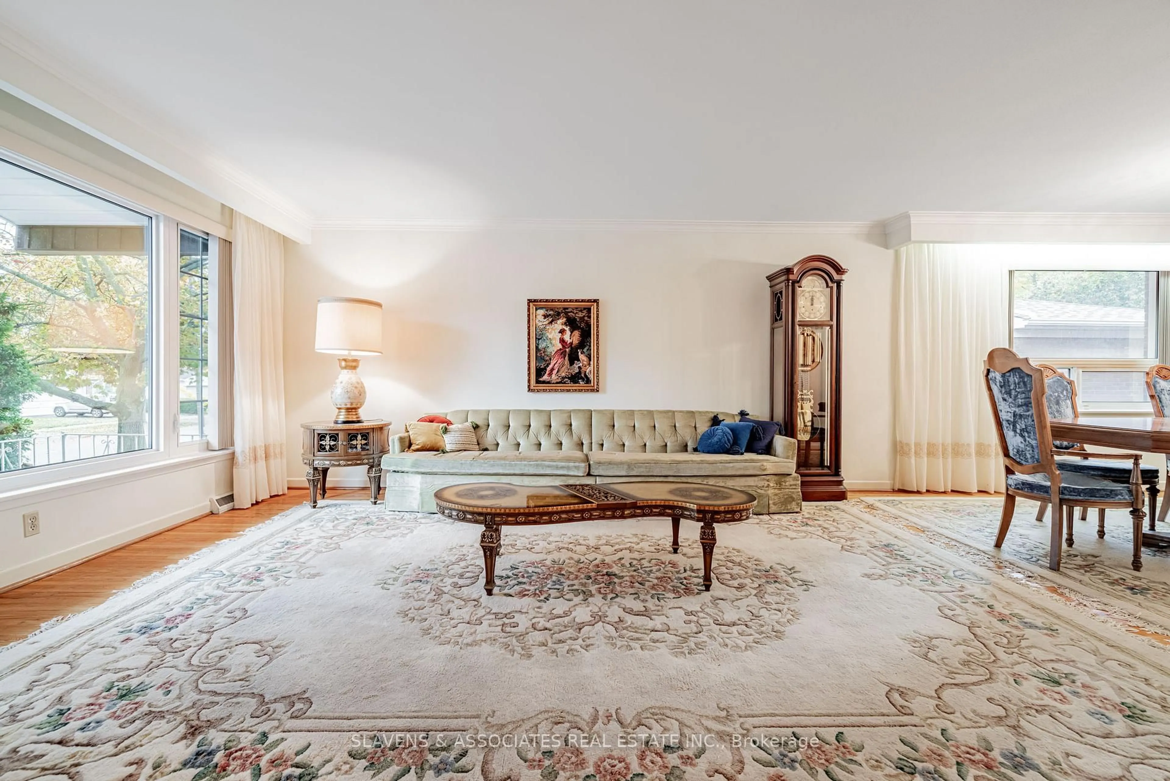 Living room with furniture, carpet floor for 84 Charlton Blvd, Toronto Ontario M2M 1B9