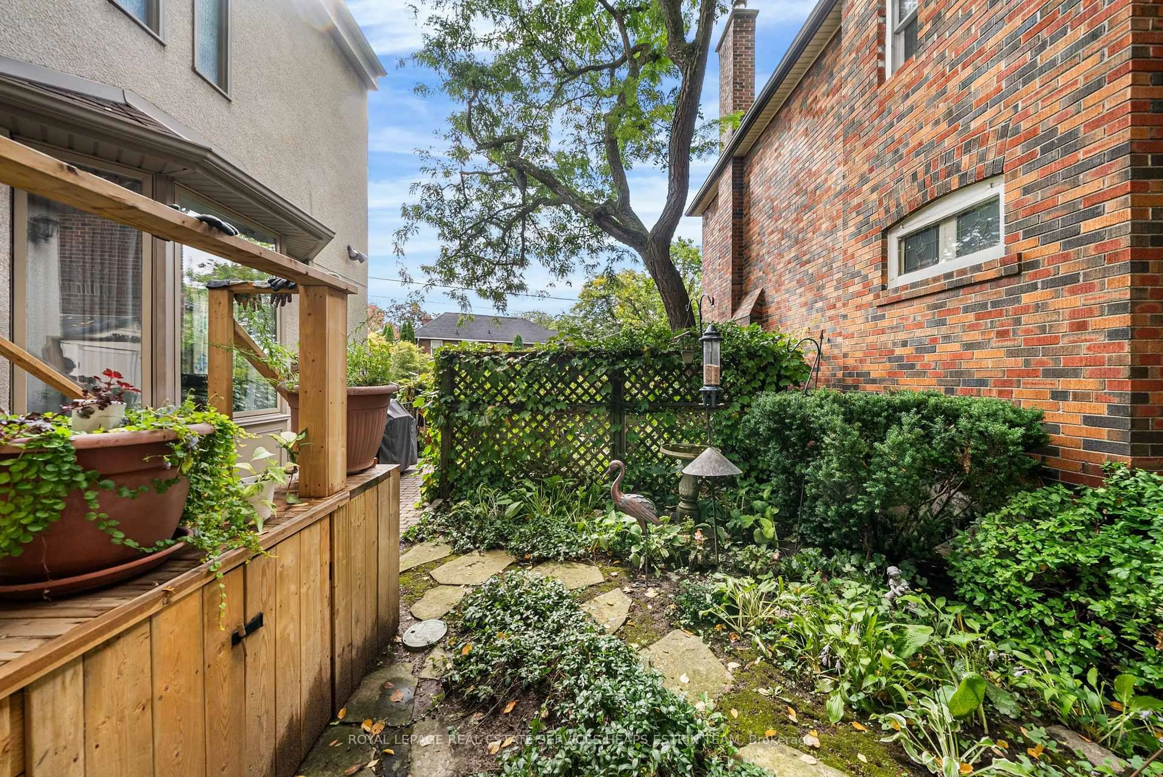 Patio, street for 70 Bessborough Dr, Toronto Ontario M4G 3J1