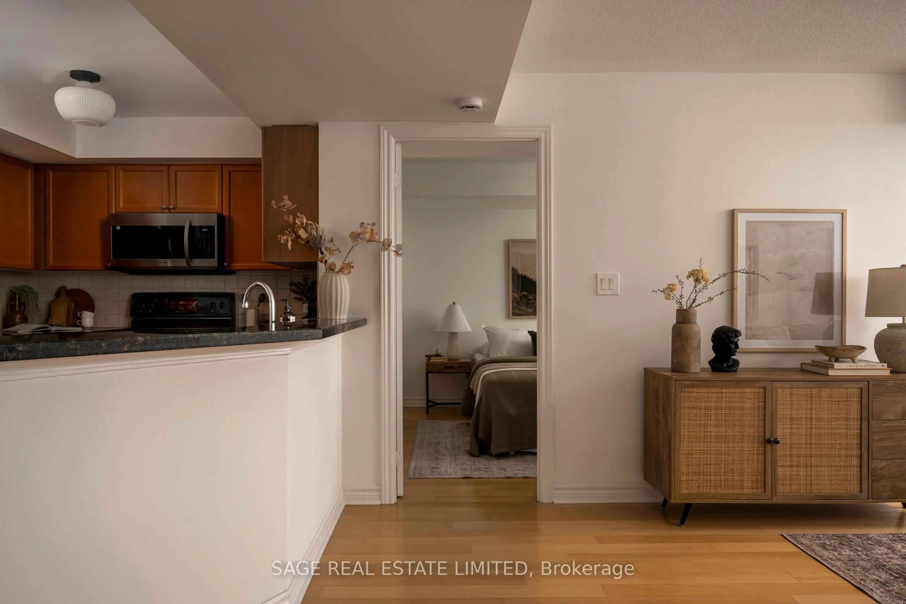 Standard kitchen, wood/laminate floor for 3830 Bathurst St #606, Toronto Ontario M3H 6C5