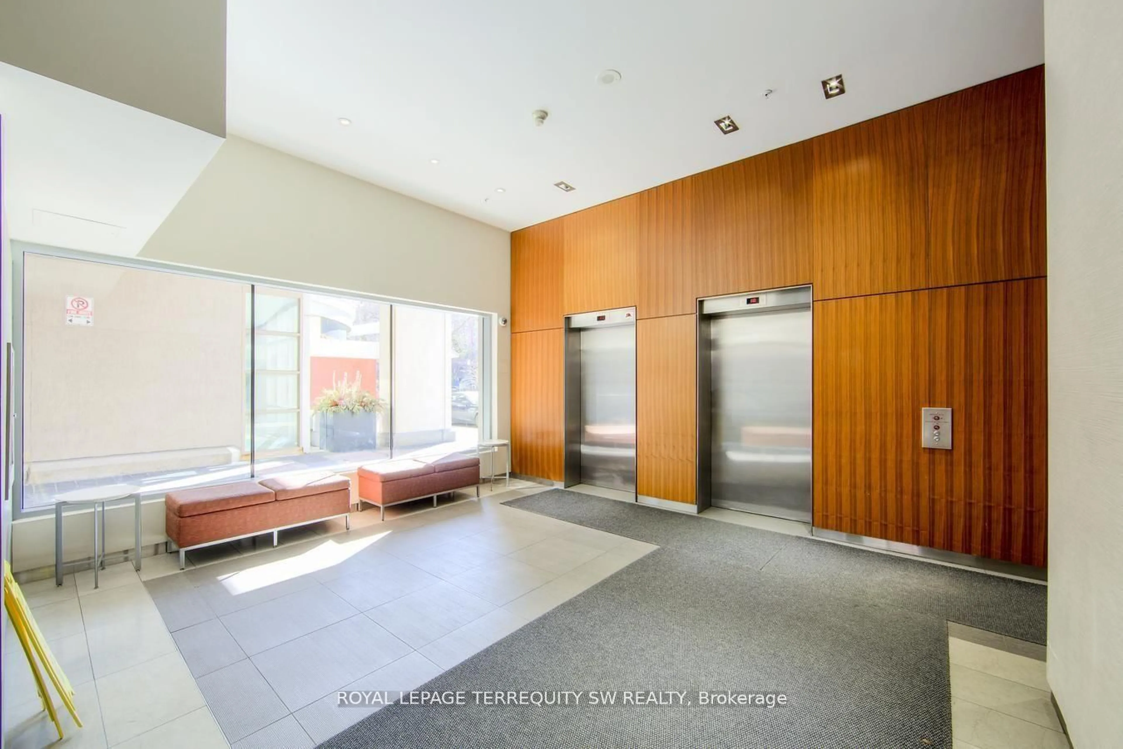 Indoor foyer for 222 The Esplanade #933, Toronto Ontario M5A 4M8