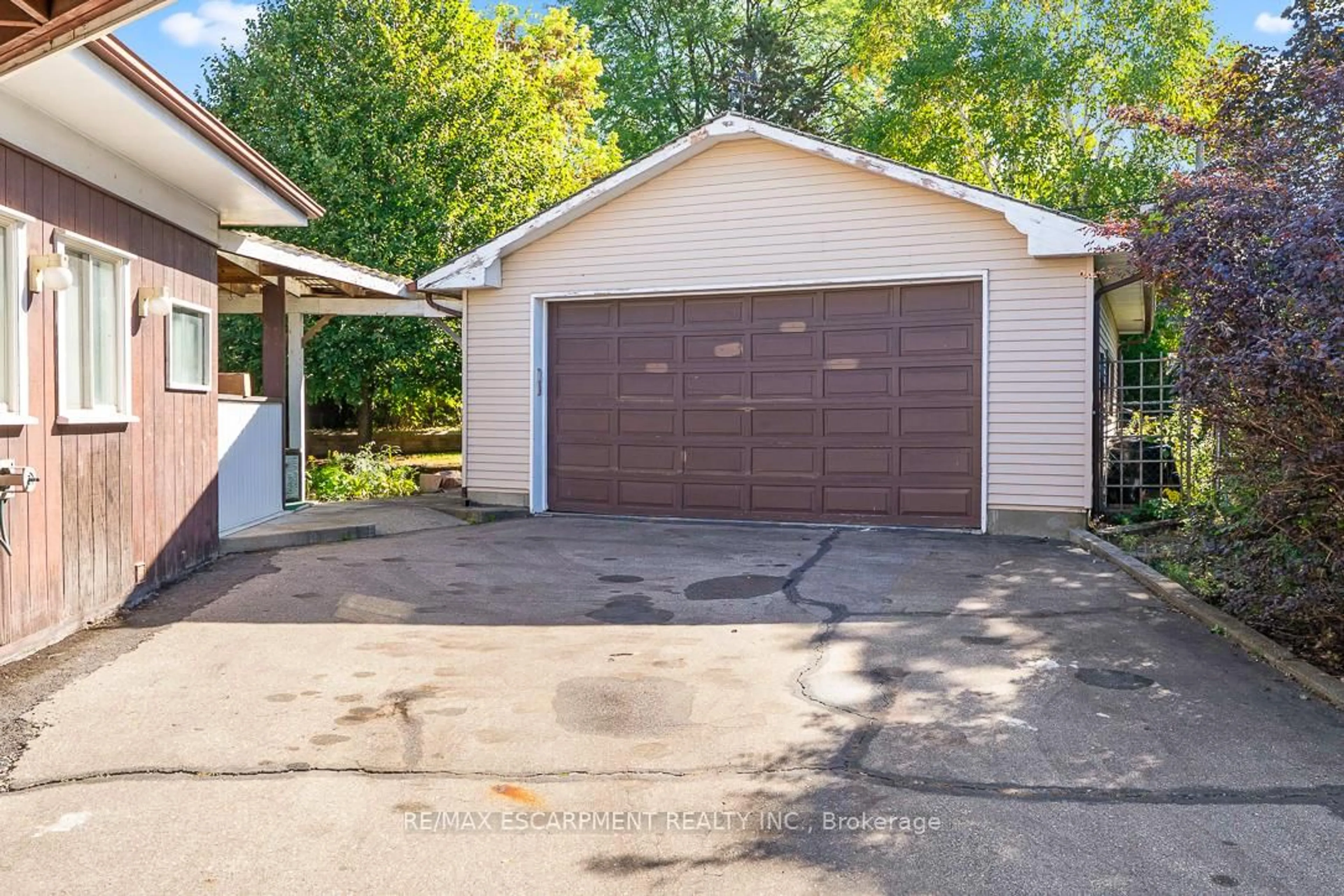 Indoor garage for 7 Delverton Pl, Toronto Ontario M2S 1Y5