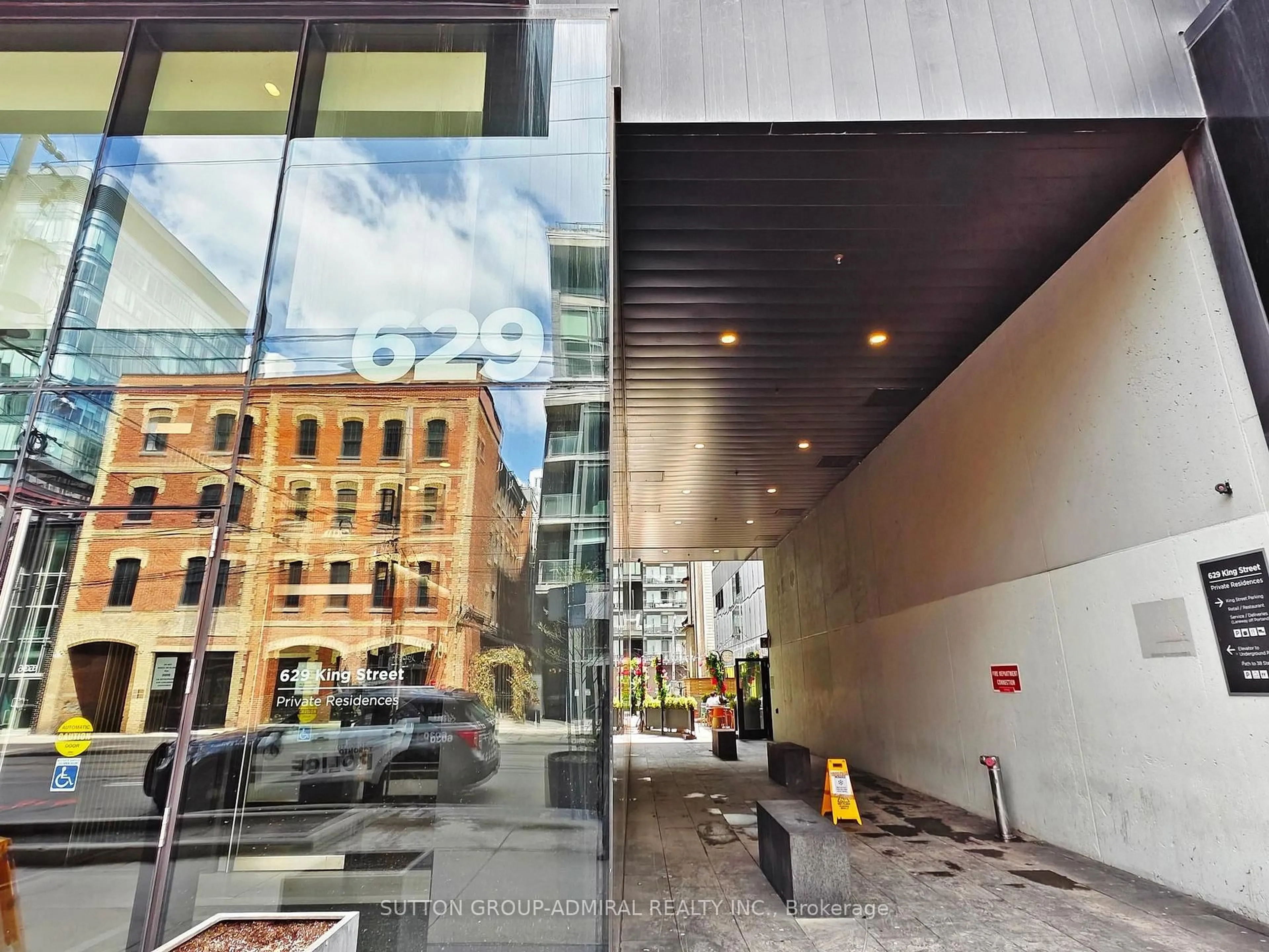 Indoor foyer for 629 King St #410, Toronto Ontario M5V 0G9