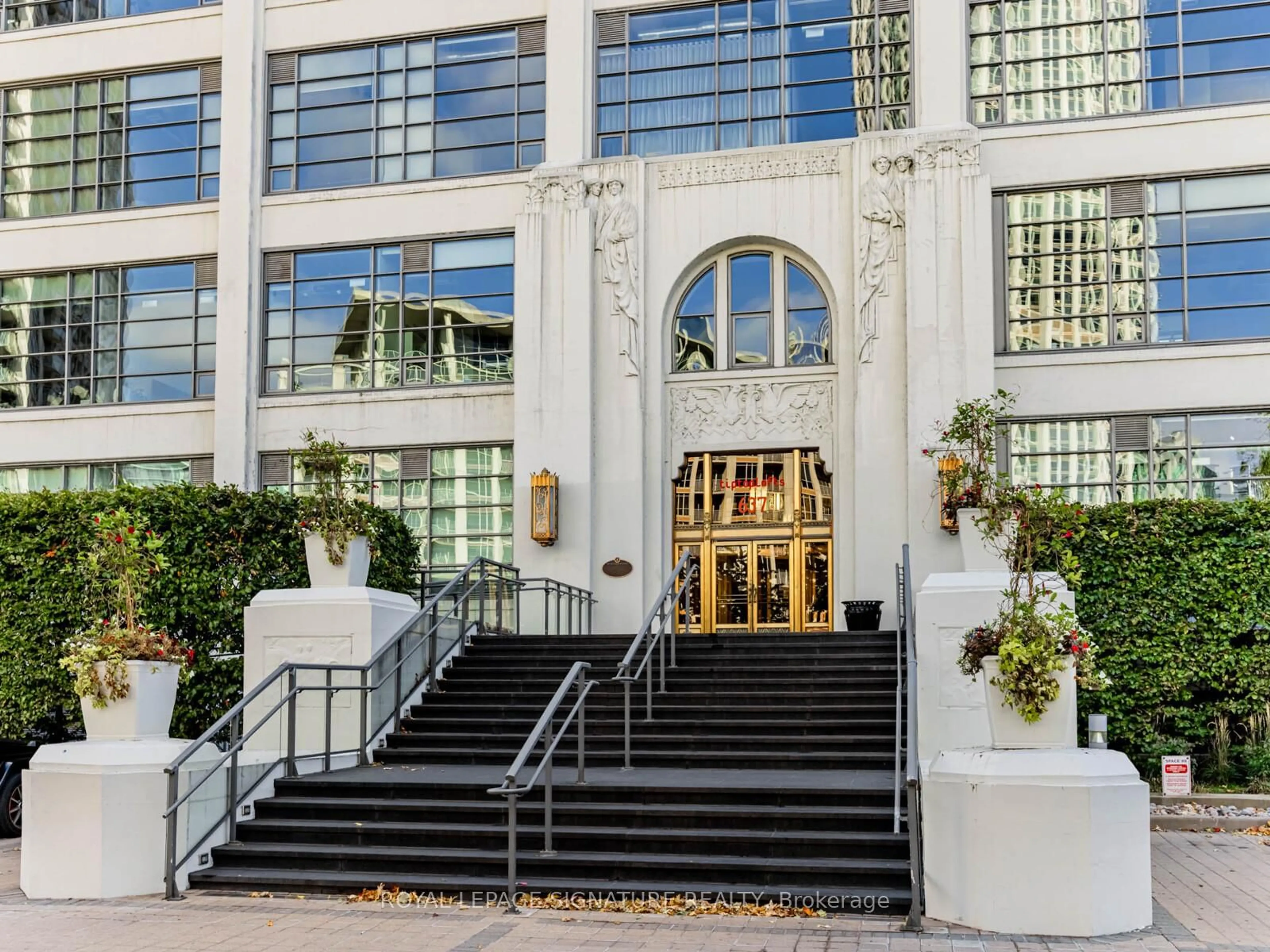 Indoor foyer for 637 Lake Shore Blvd #223, Toronto Ontario M5V 3J6