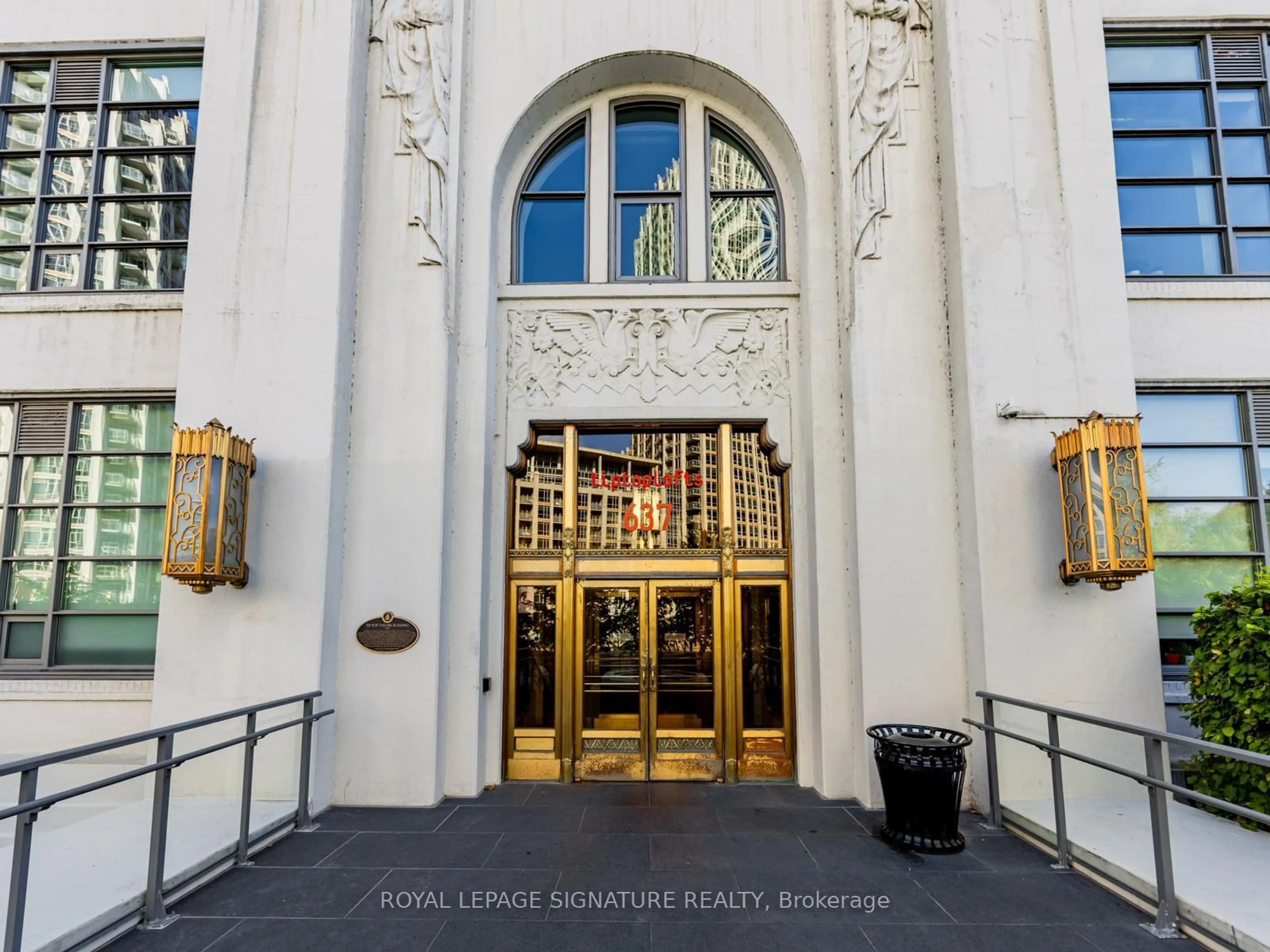 Indoor foyer for 637 Lake Shore Blvd #223, Toronto Ontario M5V 3J6