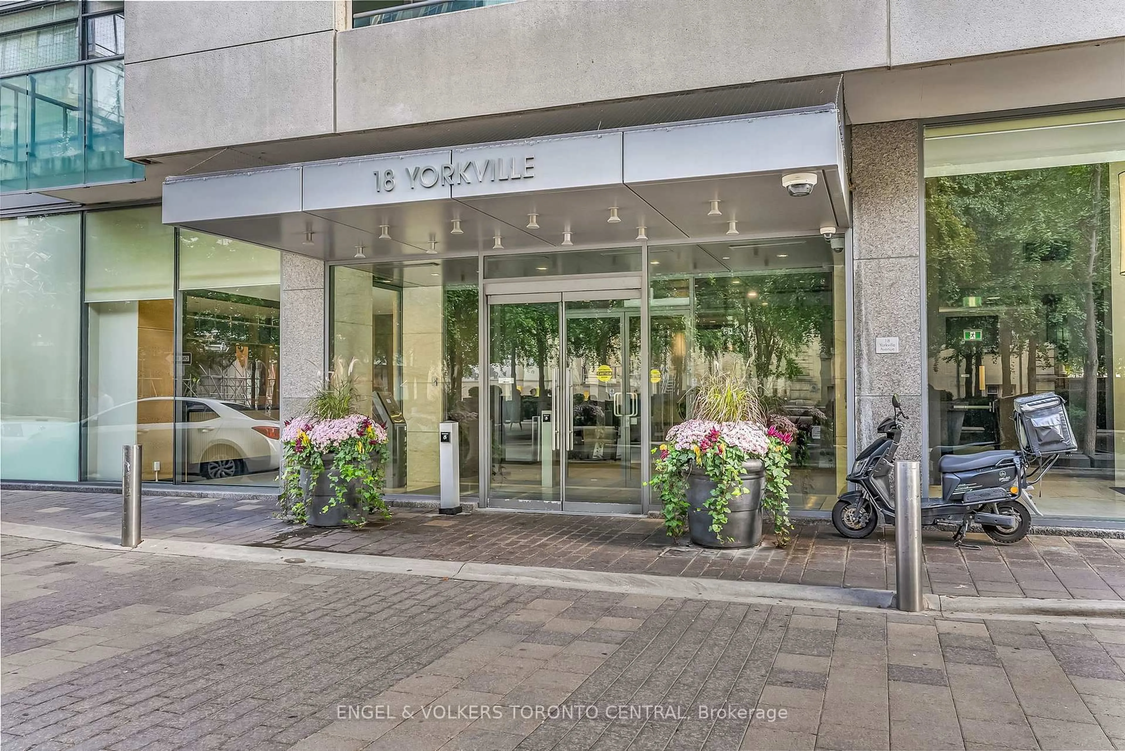 Indoor foyer for 18 Yorkville Ave #306, Toronto Ontario M4W 3Y8