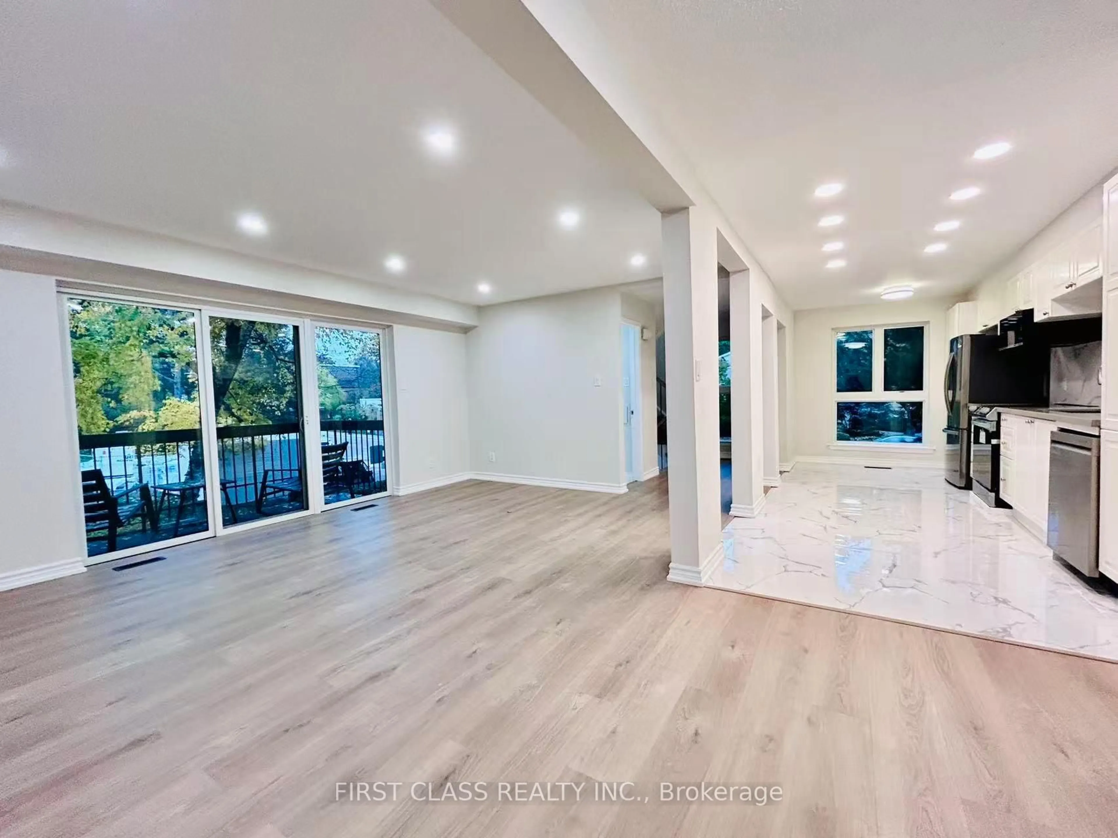 Indoor foyer for 32 Scenic Mill Way, Toronto Ontario M2L 1S5