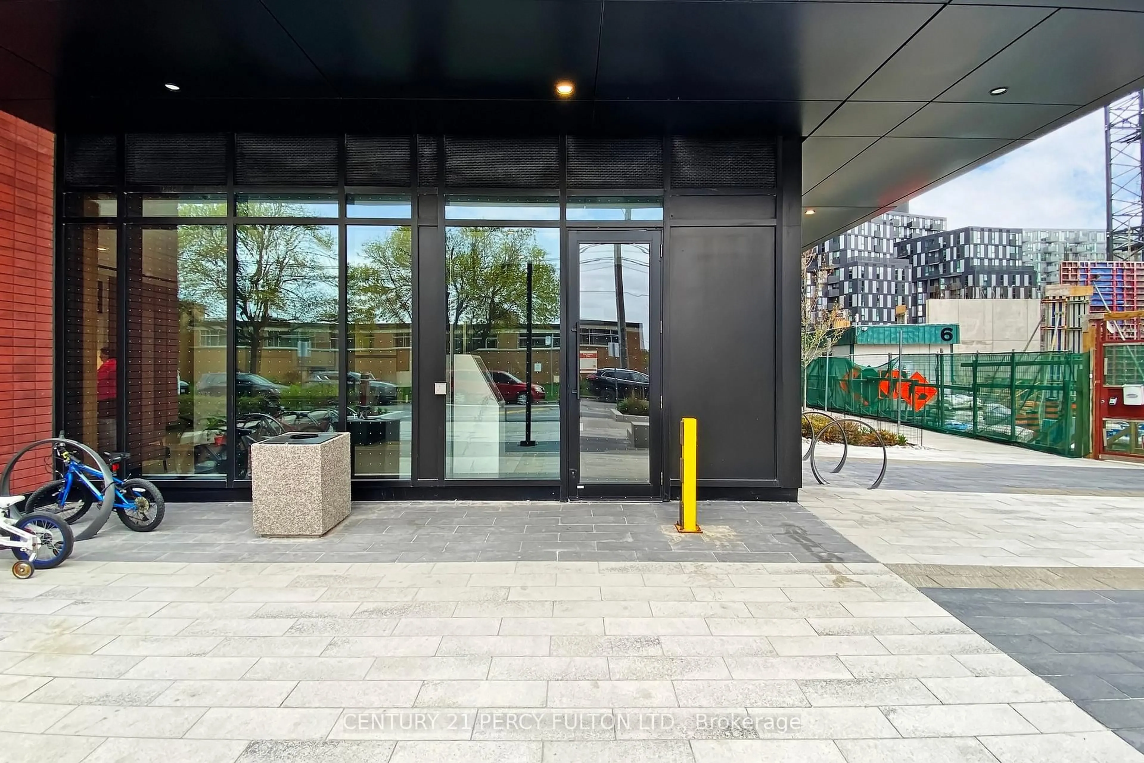 Indoor foyer for 8 Tippett Rd #1305, Toronto Ontario M3H 0E7