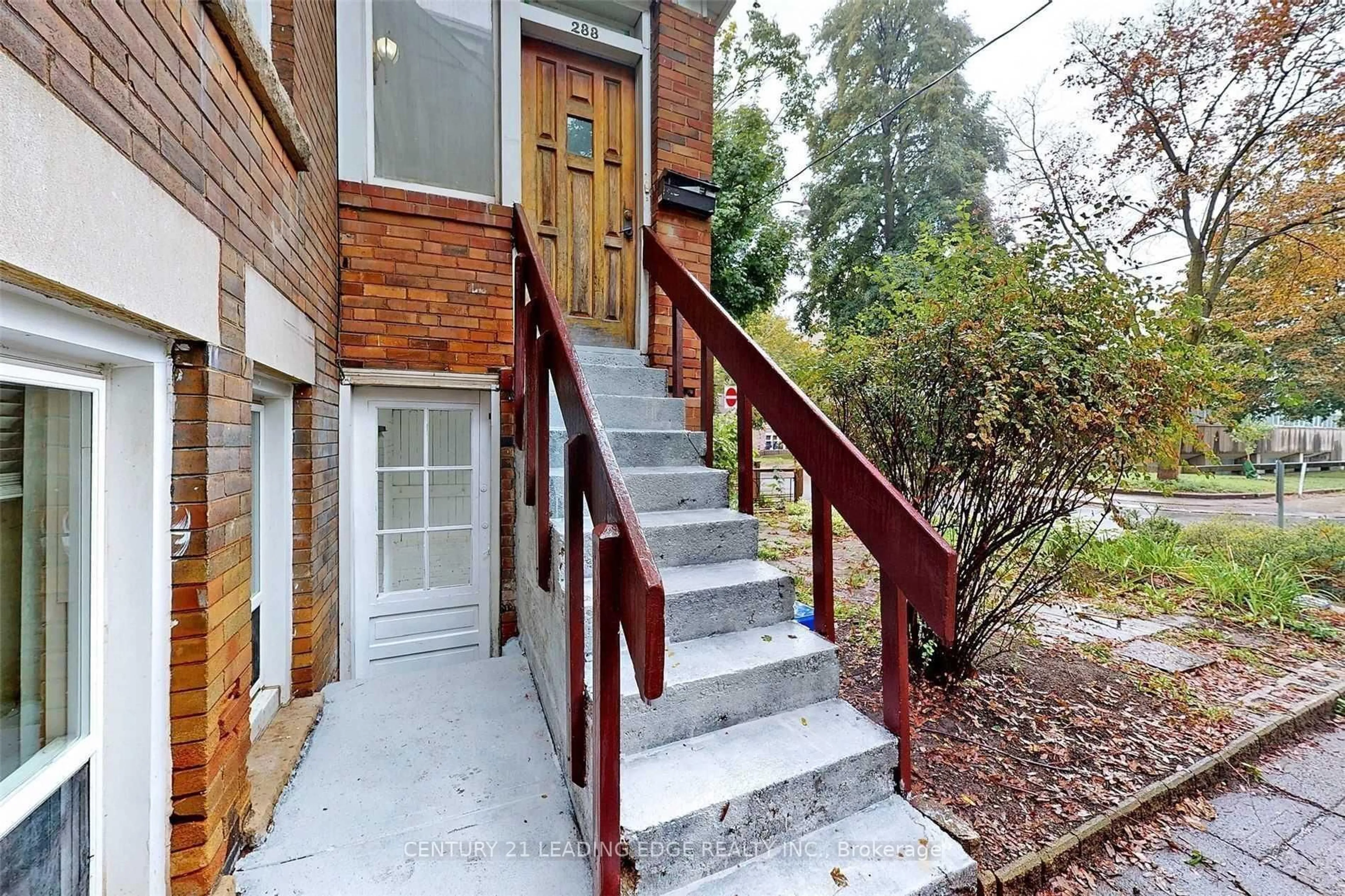 Stairs for 233 BORDEN St, Toronto Ontario M5S 2N5