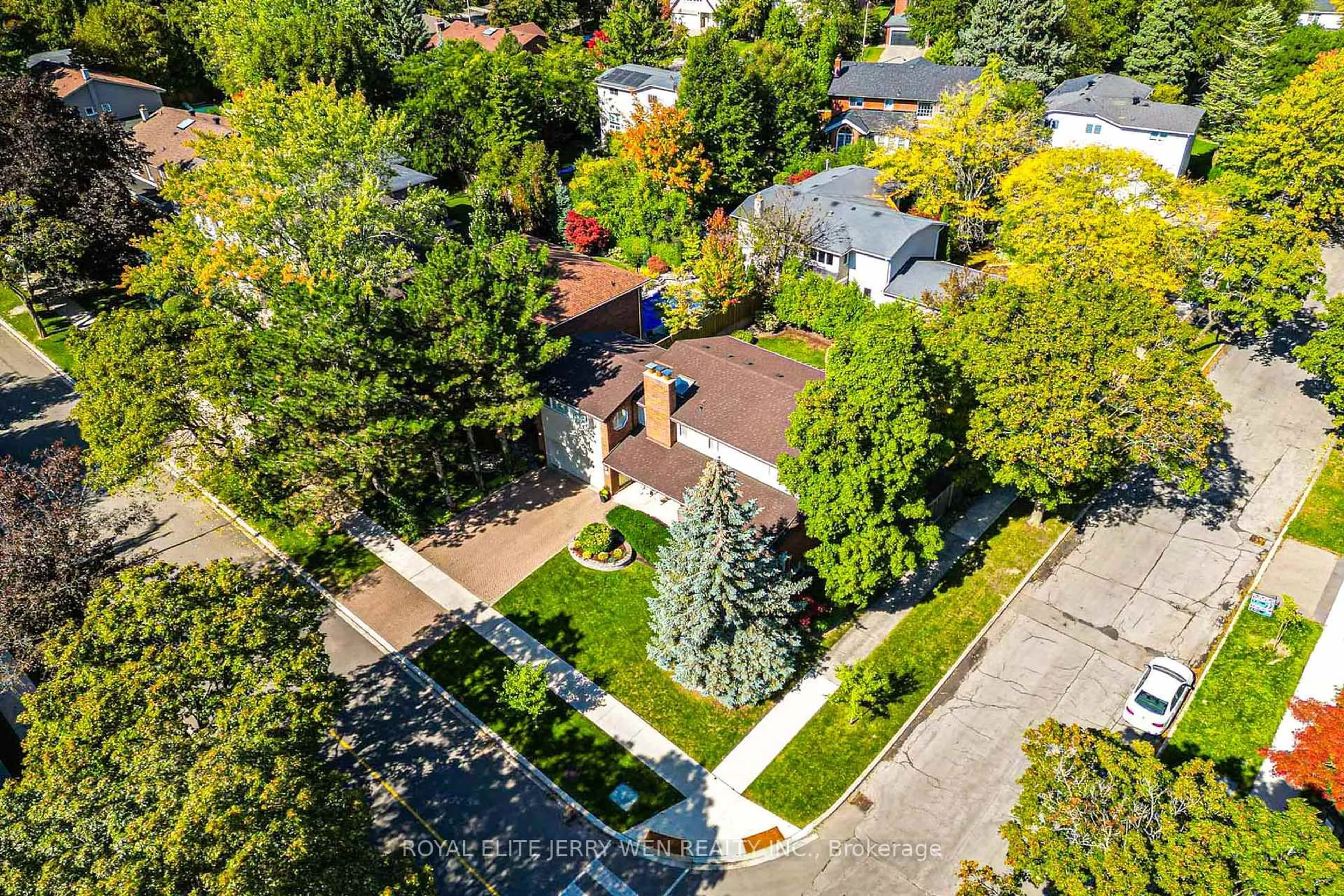 A pic from outside/outdoor area/front of a property/back of a property/a pic from drone, street for 36 Cheval Dr, Toronto Ontario M3B 1R6