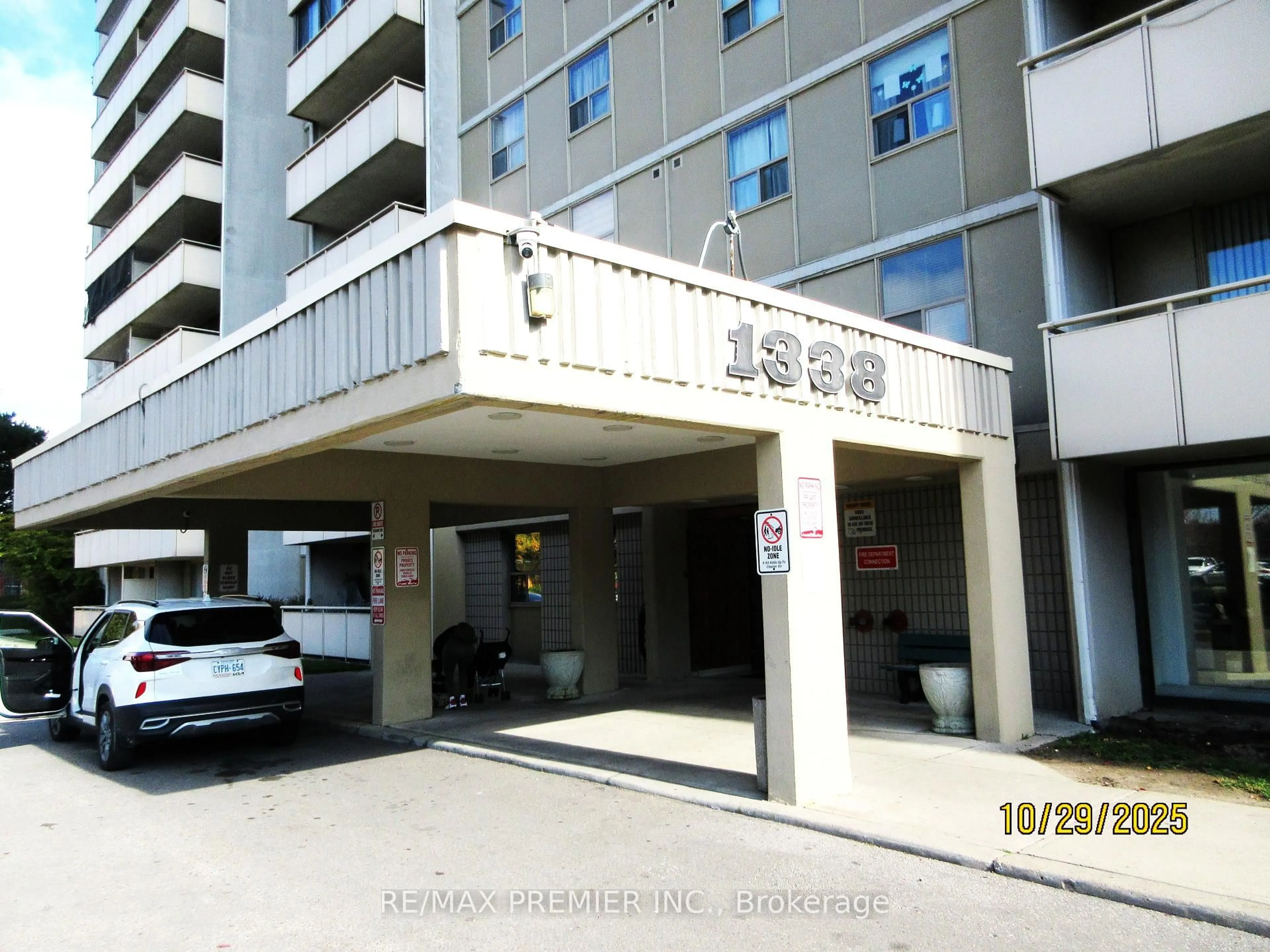 Indoor foyer for 1338 York Mills Rd #704, Toronto Ontario M3A 3M3