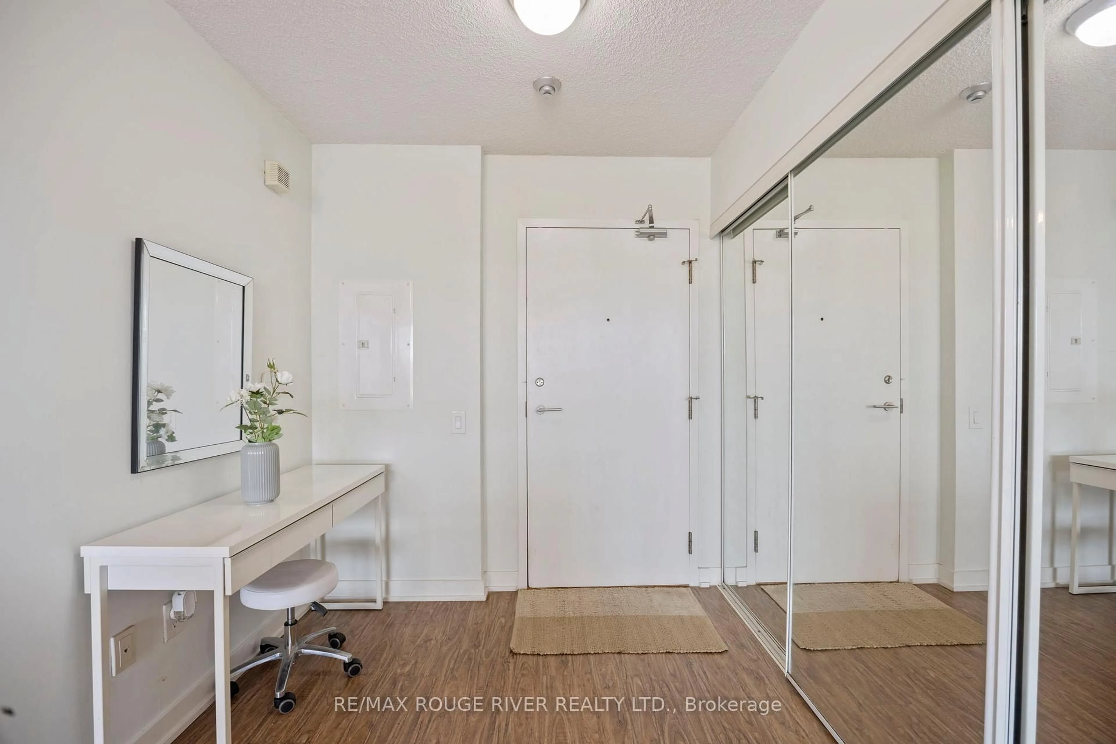 Indoor entryway for 15 Singer Crt #305, Toronto Ontario M2K 0B1