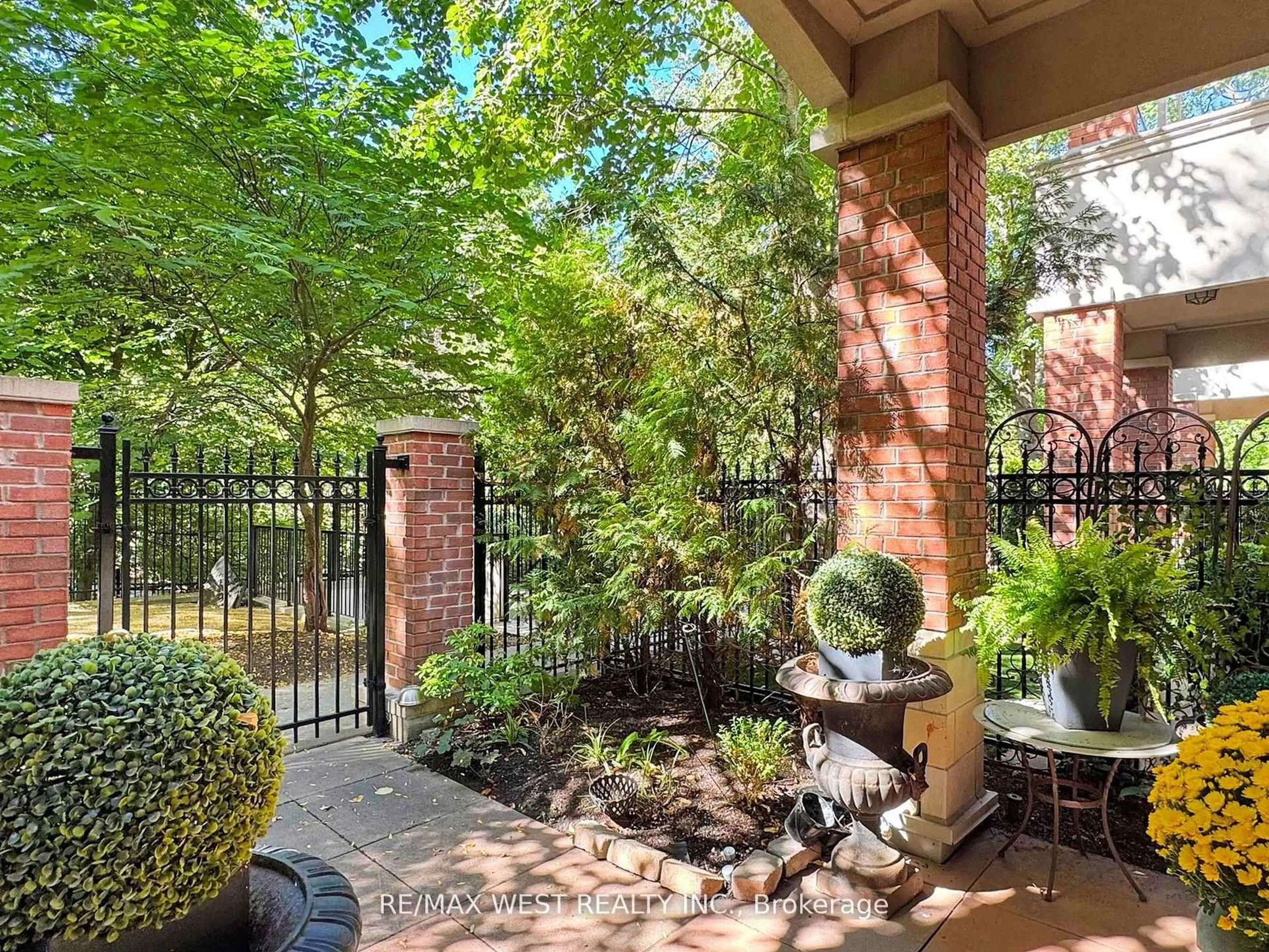 Patio, street for 20 Burkebrook Pl #Th 14, Toronto Ontario M4G 0A1