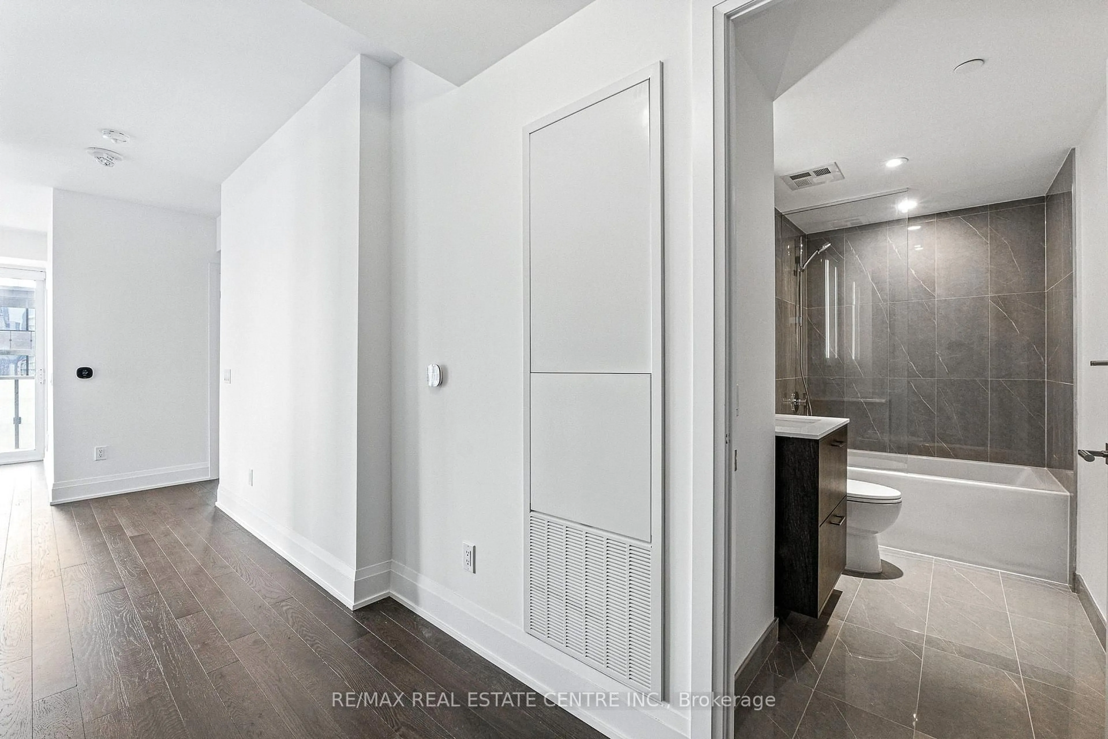 A pic of a room for 470 Front St #2013, Toronto Ontario M5V 0V6