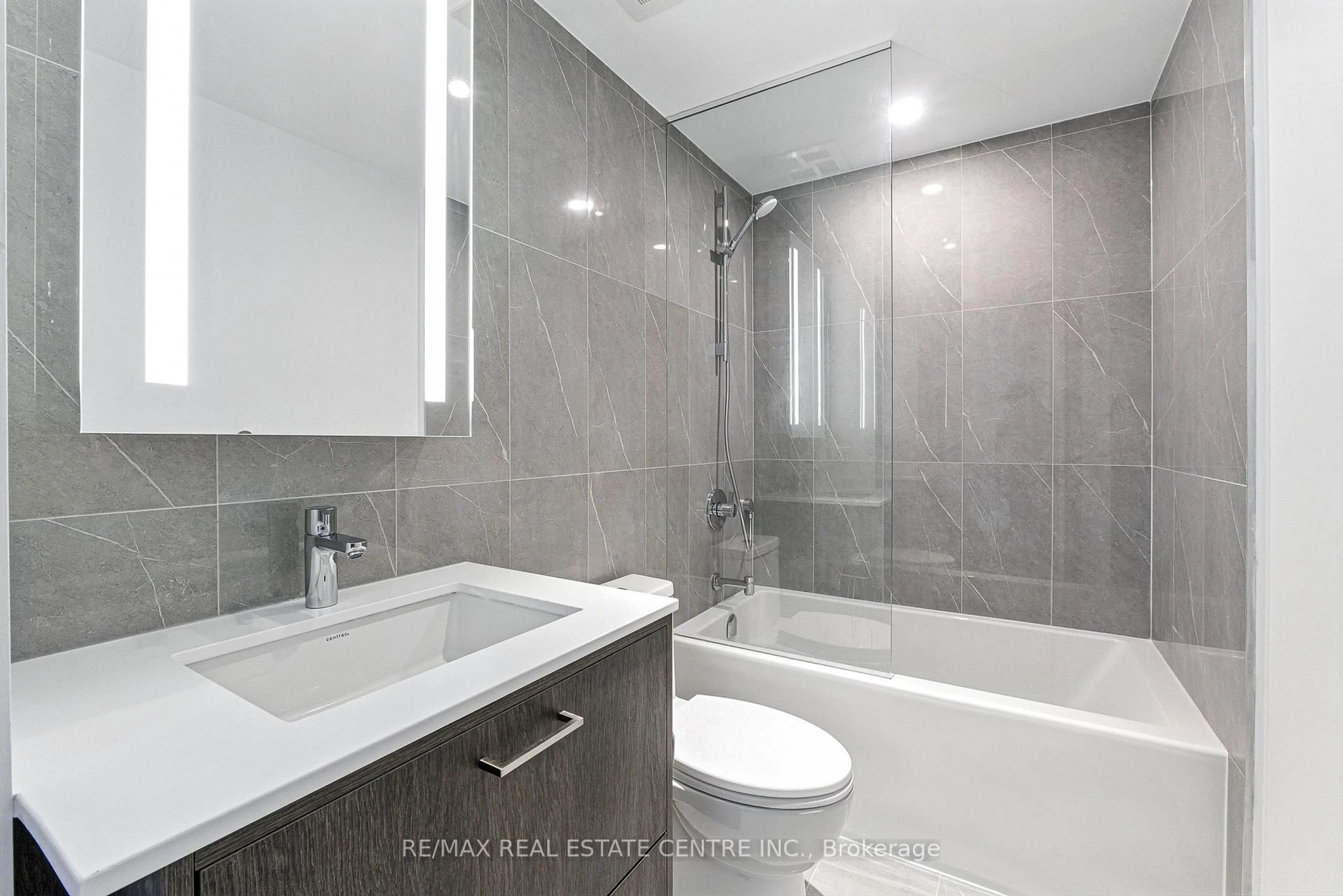 Standard bathroom, ceramic/tile floor for 470 Front St #2013, Toronto Ontario M5V 0V6