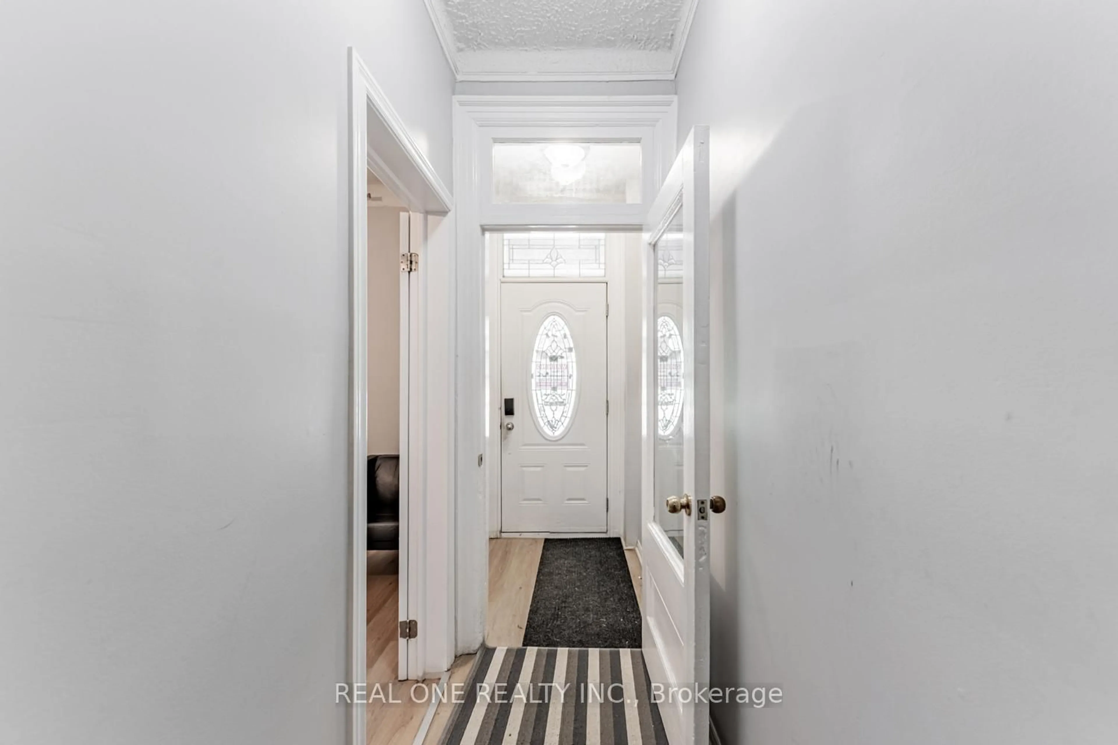 Indoor entryway for 97 Lippincott St, Toronto Ontario M5S 2P2