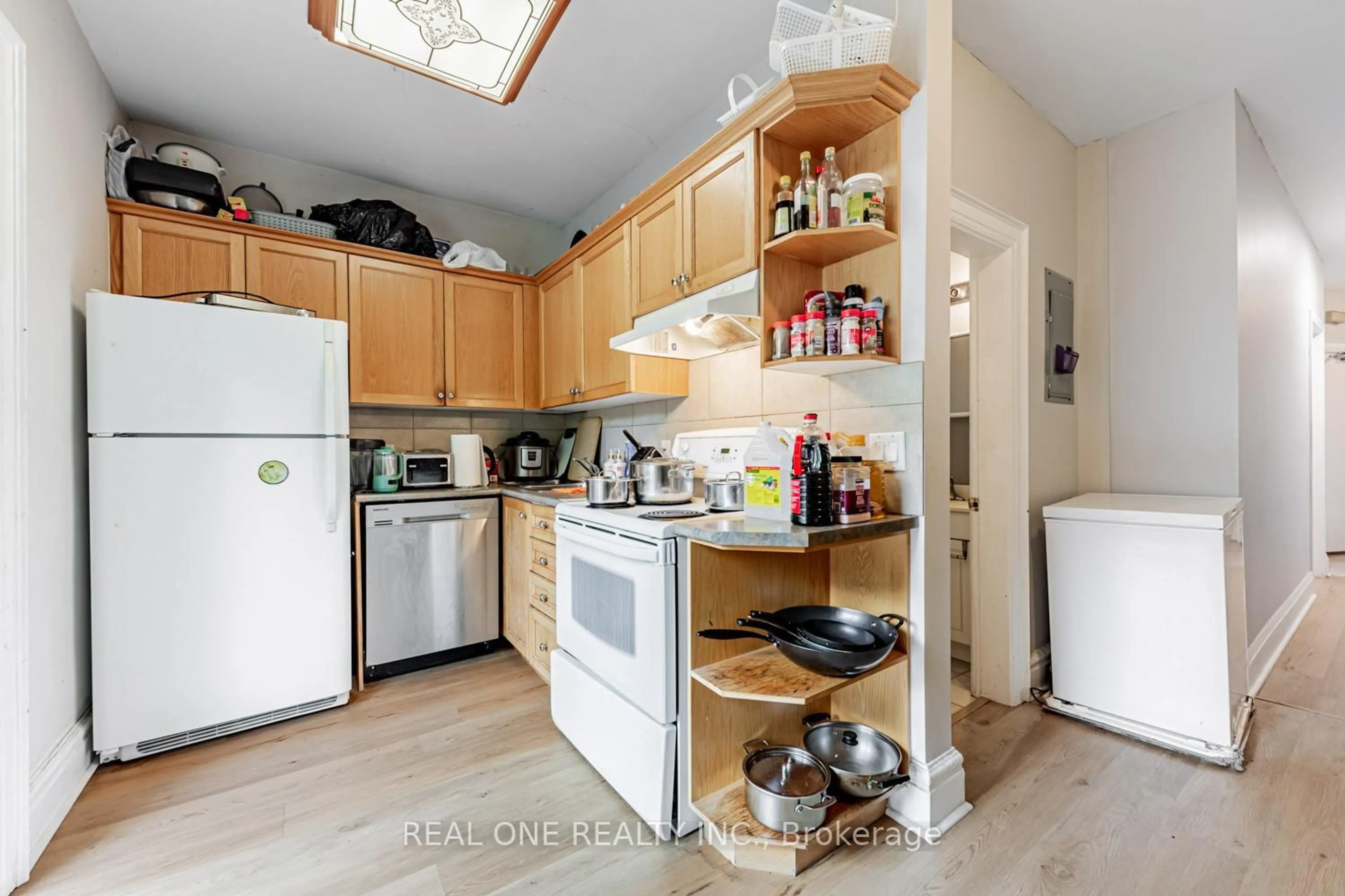 Standard kitchen, unknown for 97 Lippincott St, Toronto Ontario M5S 2P2