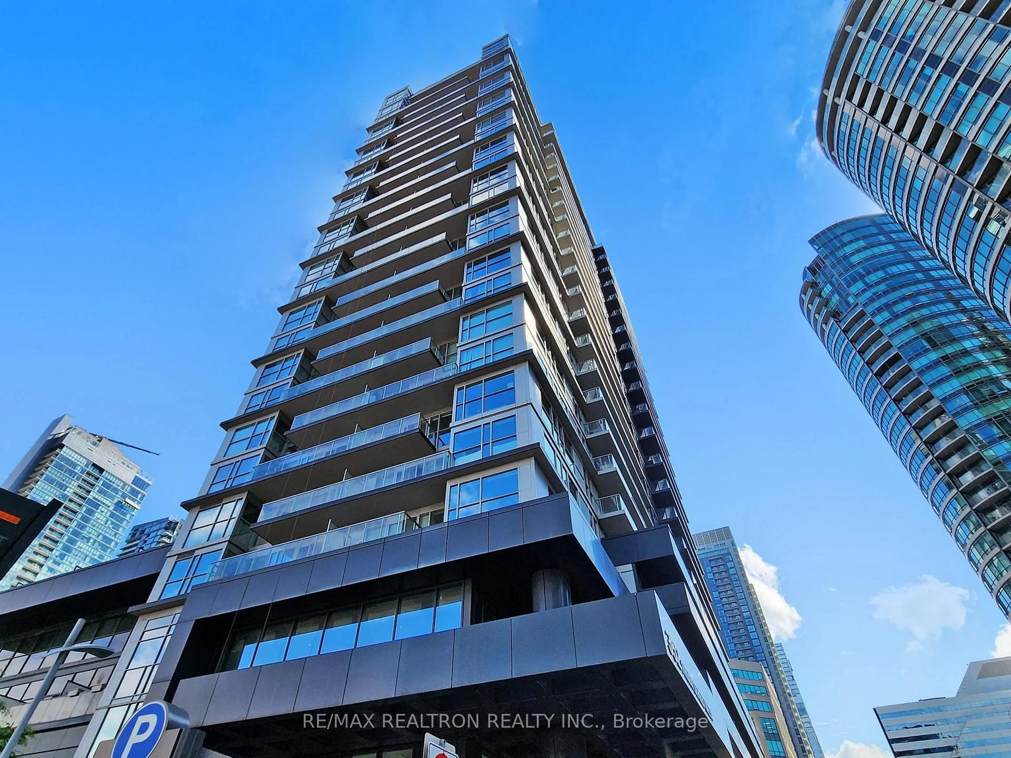 A pic from outside/outdoor area/front of a property/back of a property/a pic from drone, building for 352 Front St #2003, Toronto Ontario M5V 1B5