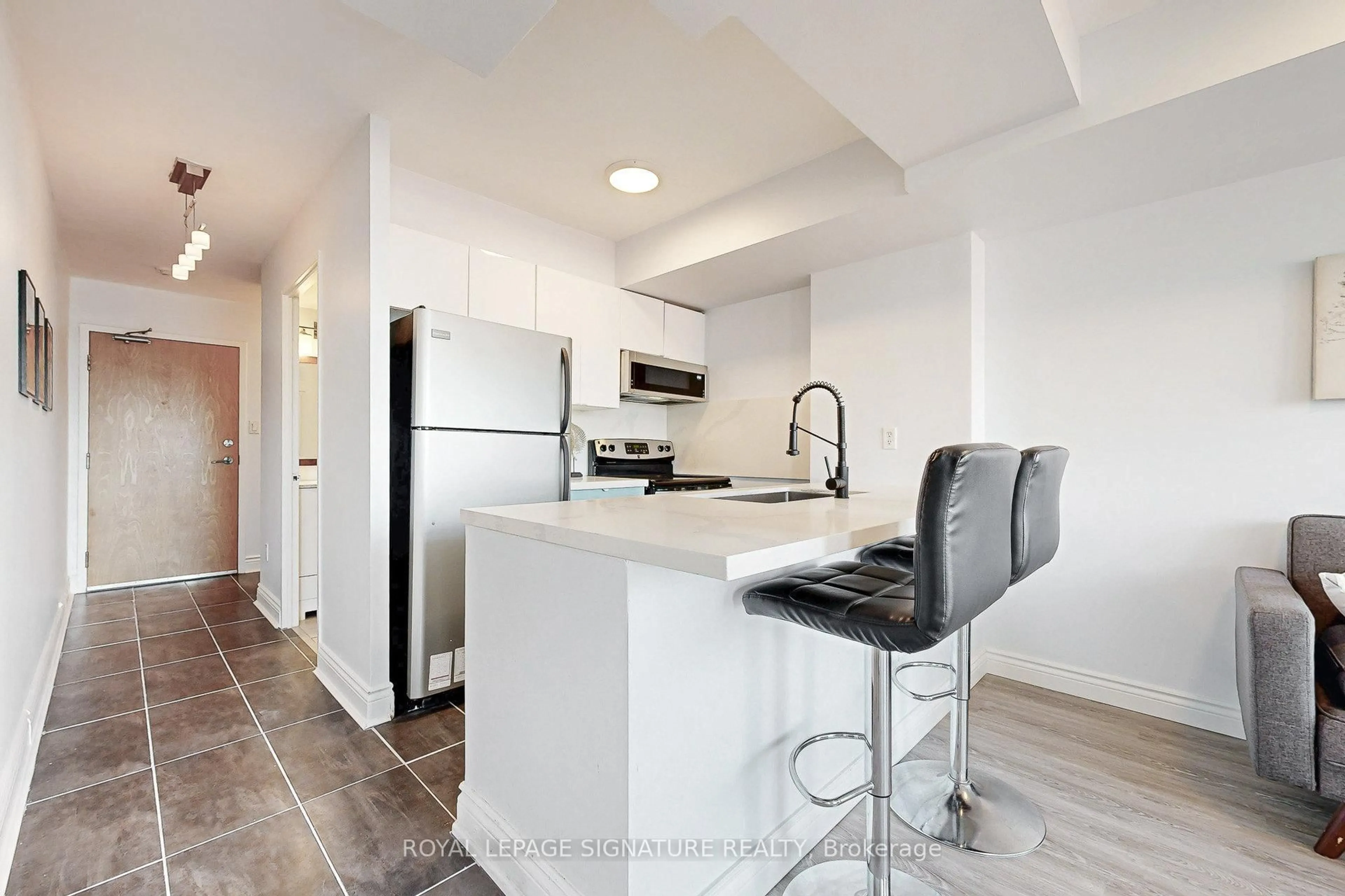 Standard kitchen, ceramic/tile floor for 39 Parliament St #1205, Toronto Ontario M5A 4R2