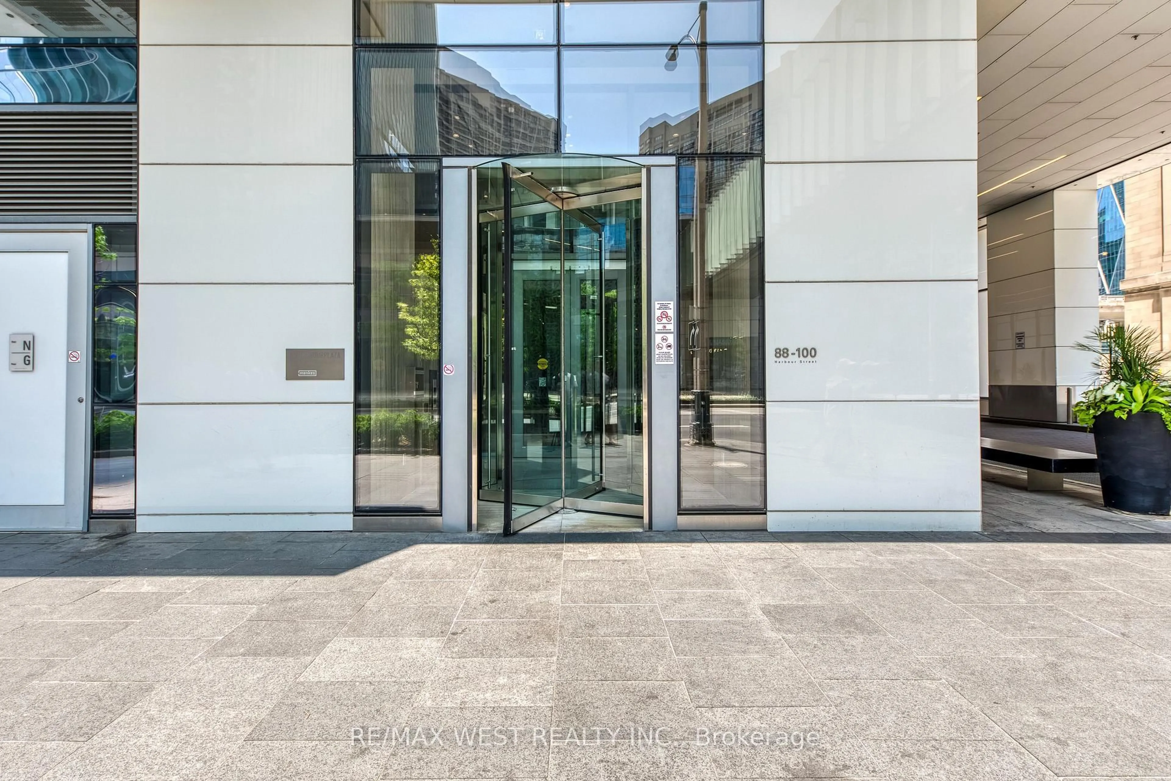 Indoor foyer for 100 Harbour St #2004, Toronto Ontario M5J 0B5