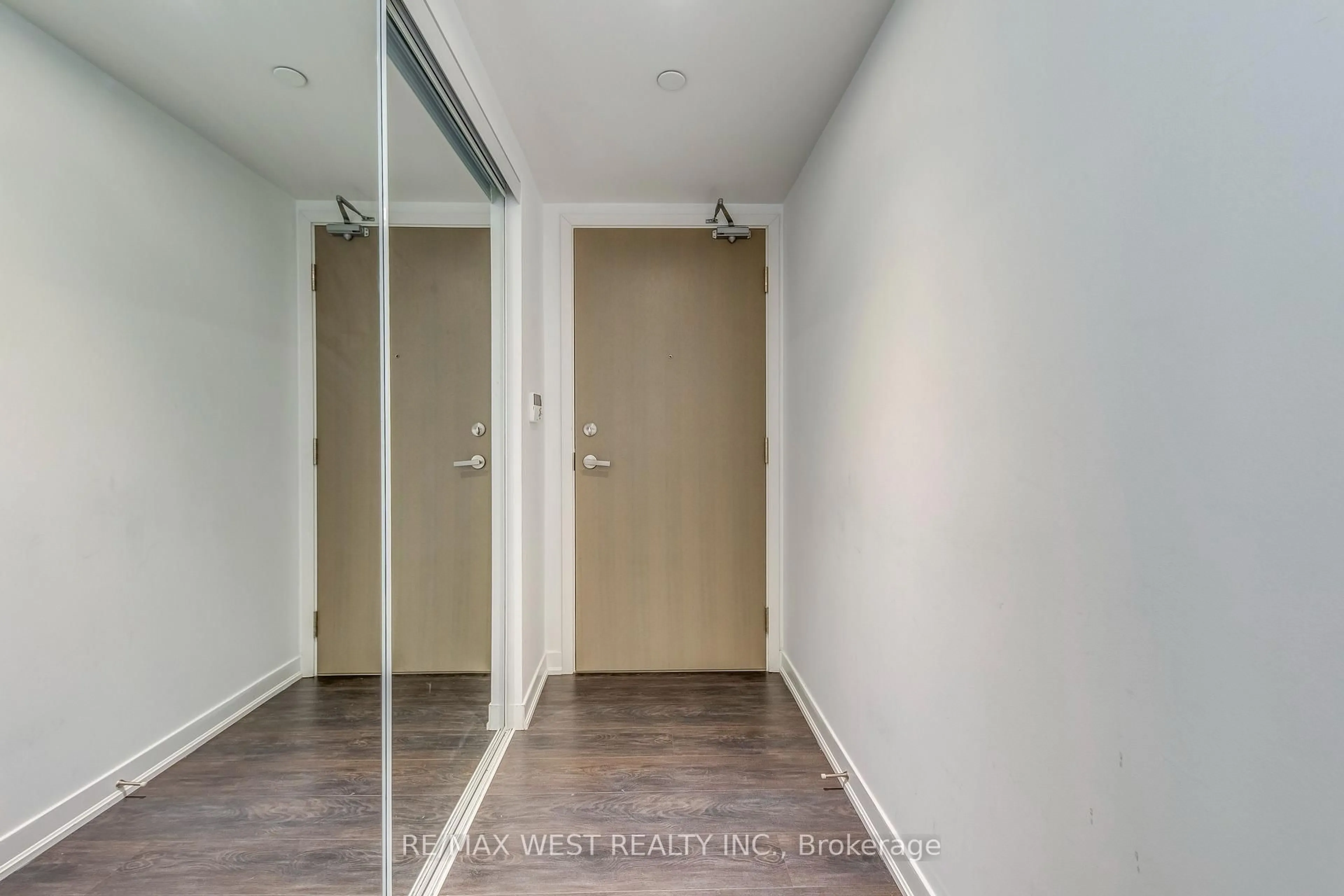 Indoor entryway for 100 Harbour St #2004, Toronto Ontario M5J 0B5