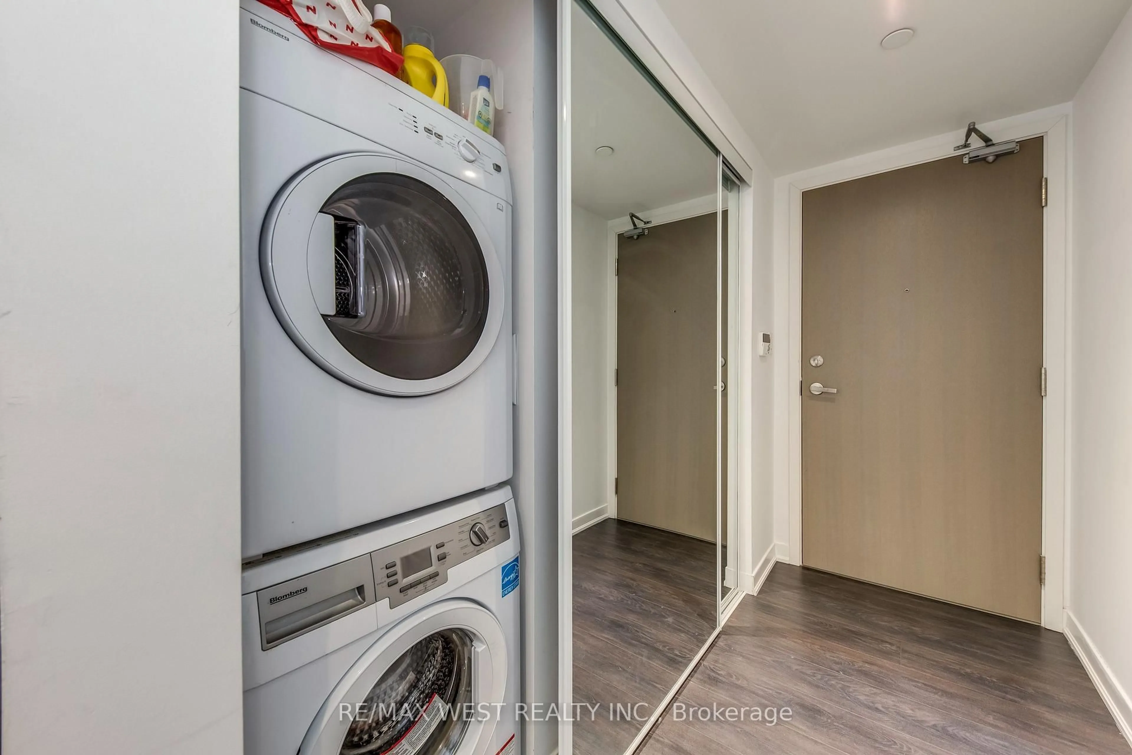 Laundry room for 100 Harbour St #2004, Toronto Ontario M5J 0B5