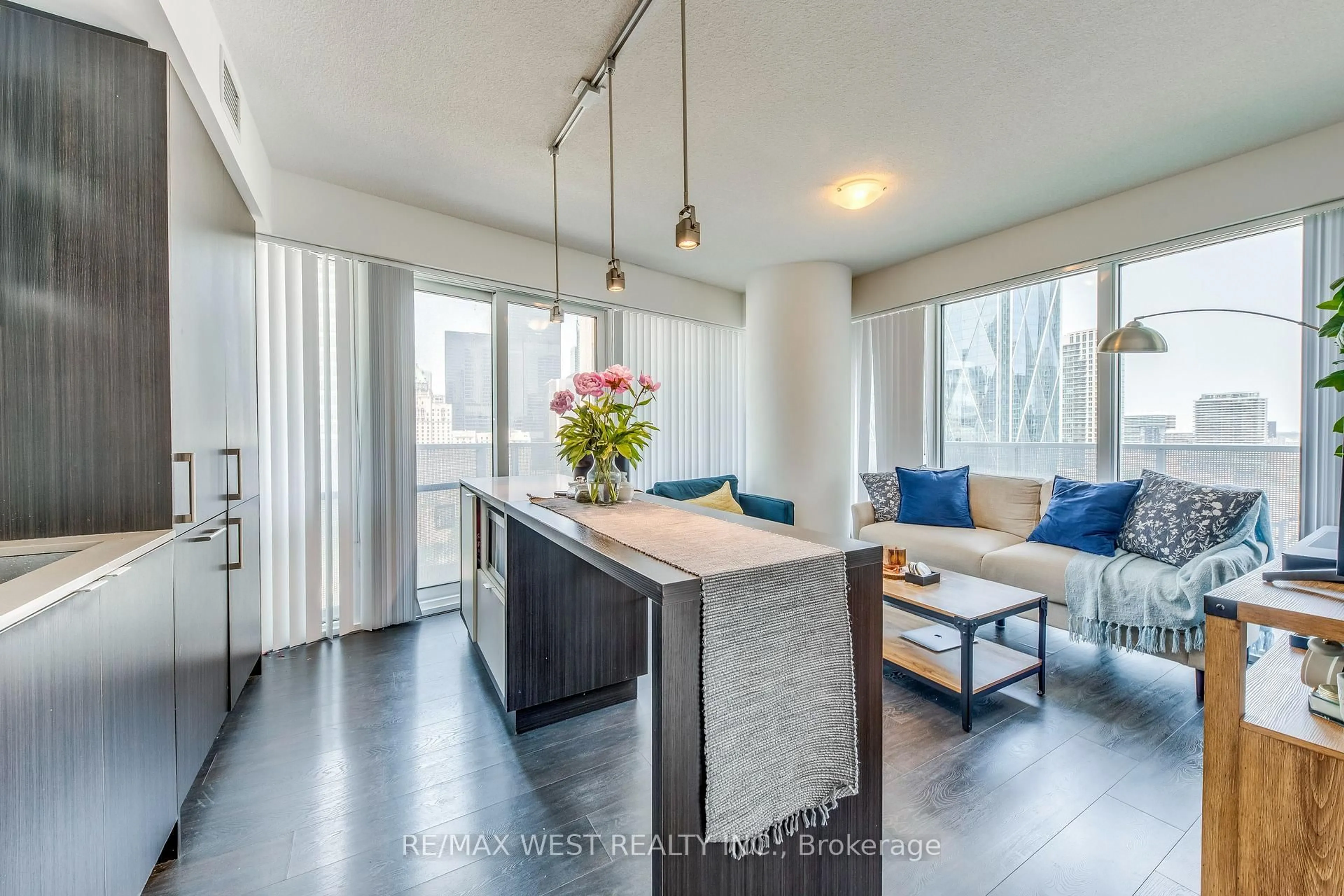 Open concept kitchen, unknown for 100 Harbour St #2004, Toronto Ontario M5J 0B5