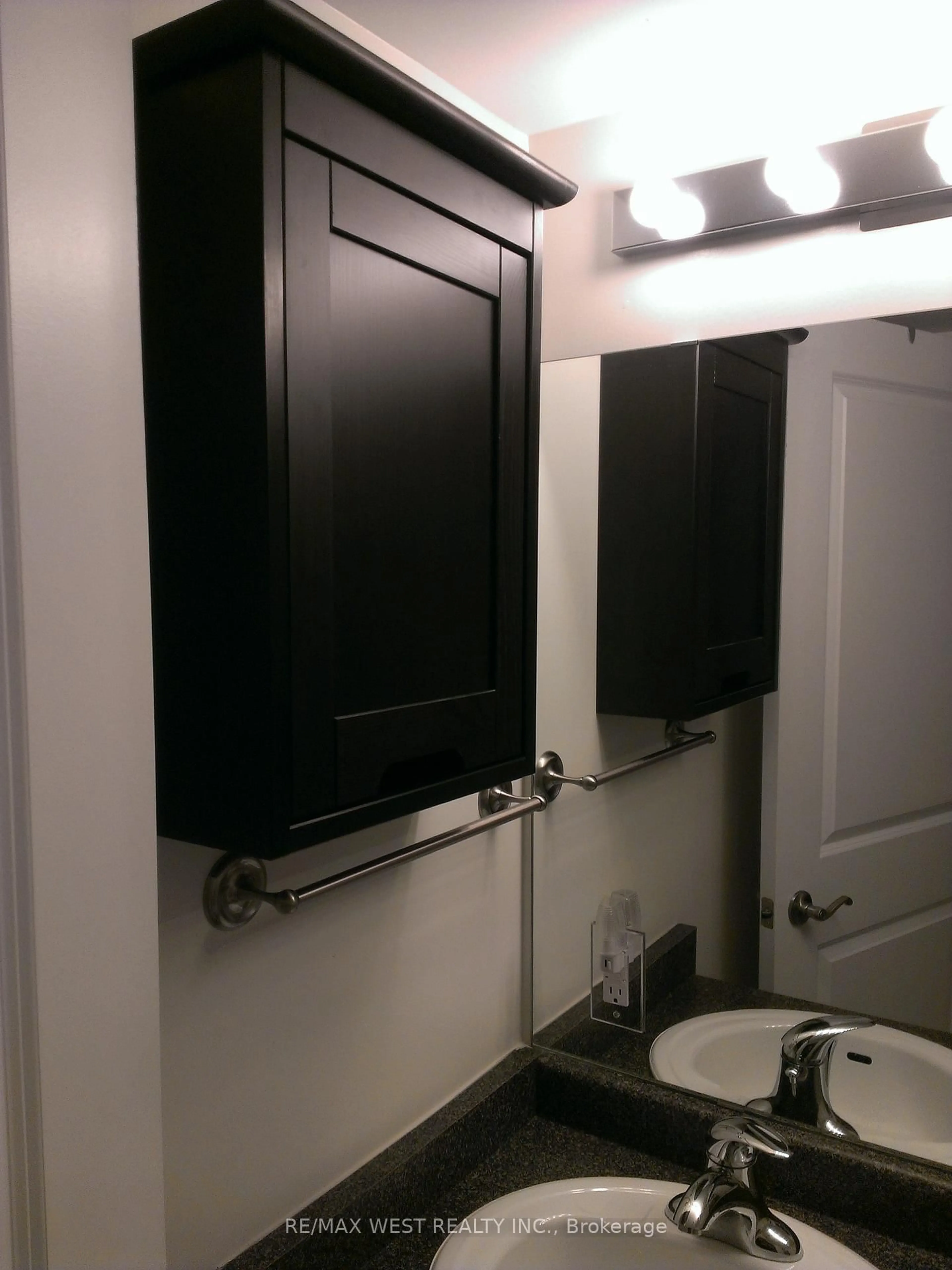 Standard bathroom, unknown for 872 Sheppard Ave #316, Toronto Ontario M3H 2T5