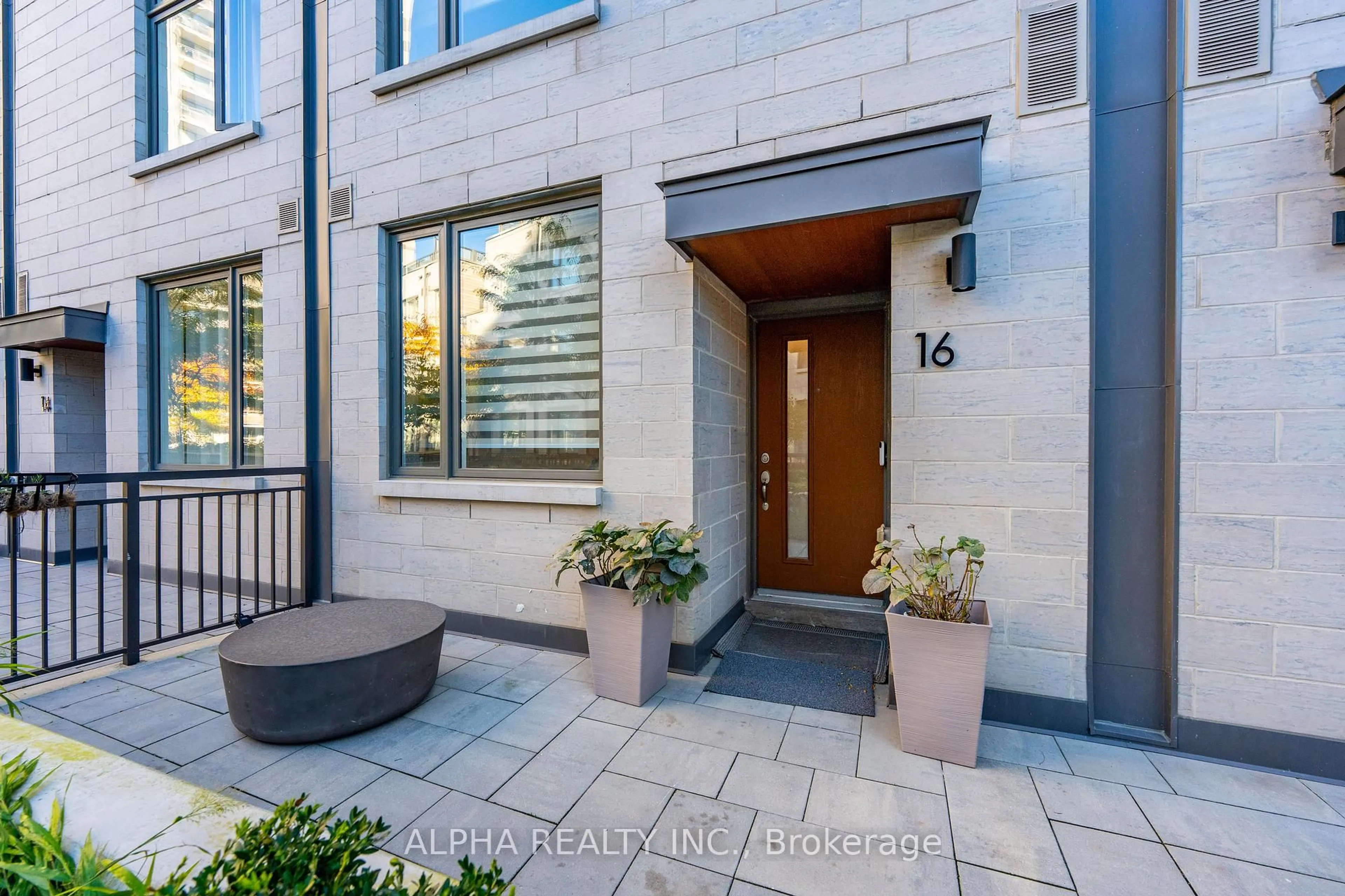 Indoor entryway for 270 Davenport Rd #TH16, Toronto Ontario M5R 0C1