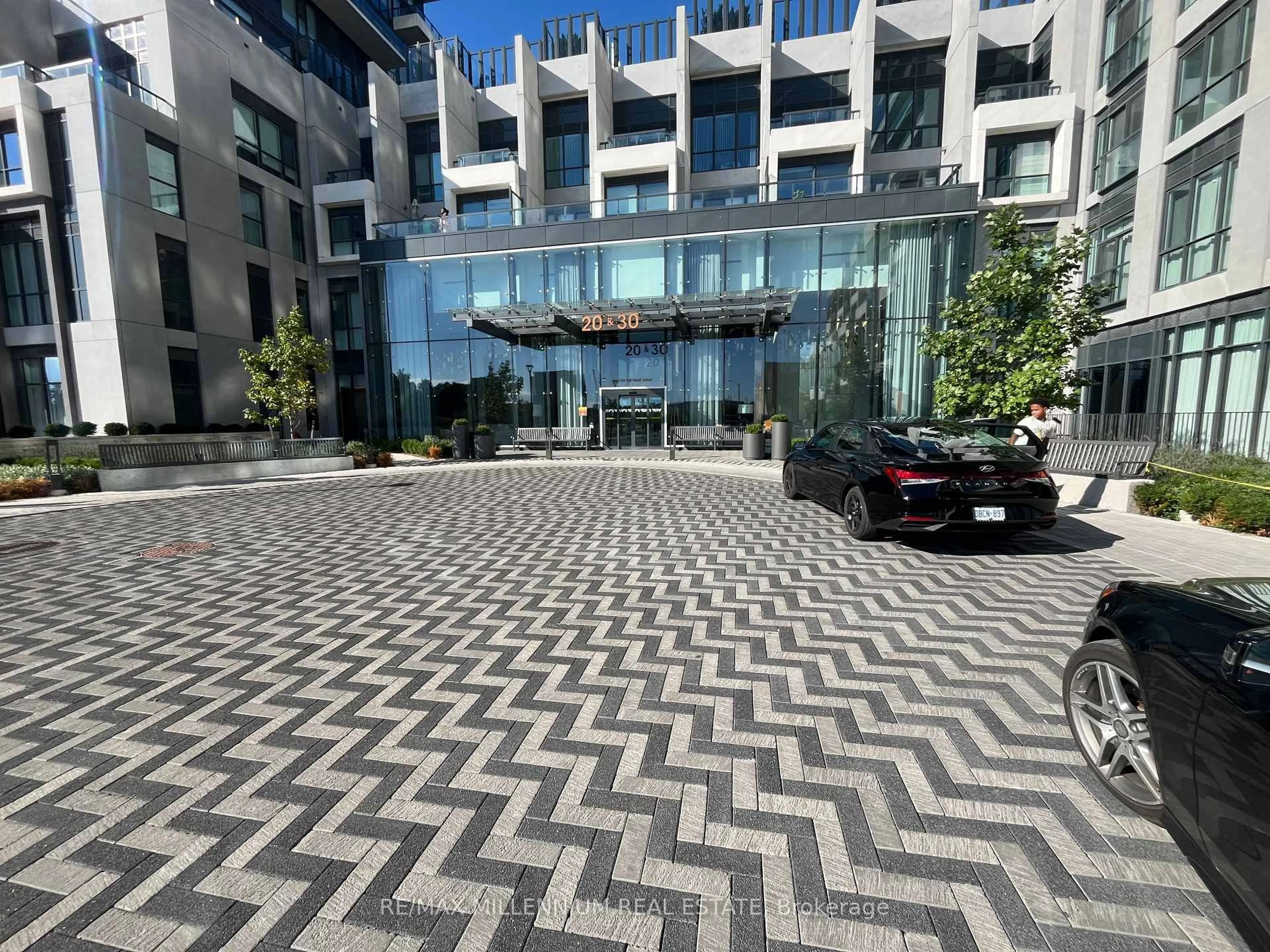 Patio, street for 30 Inn On The Park Dr #306, Toronto Ontario M3C 0P7