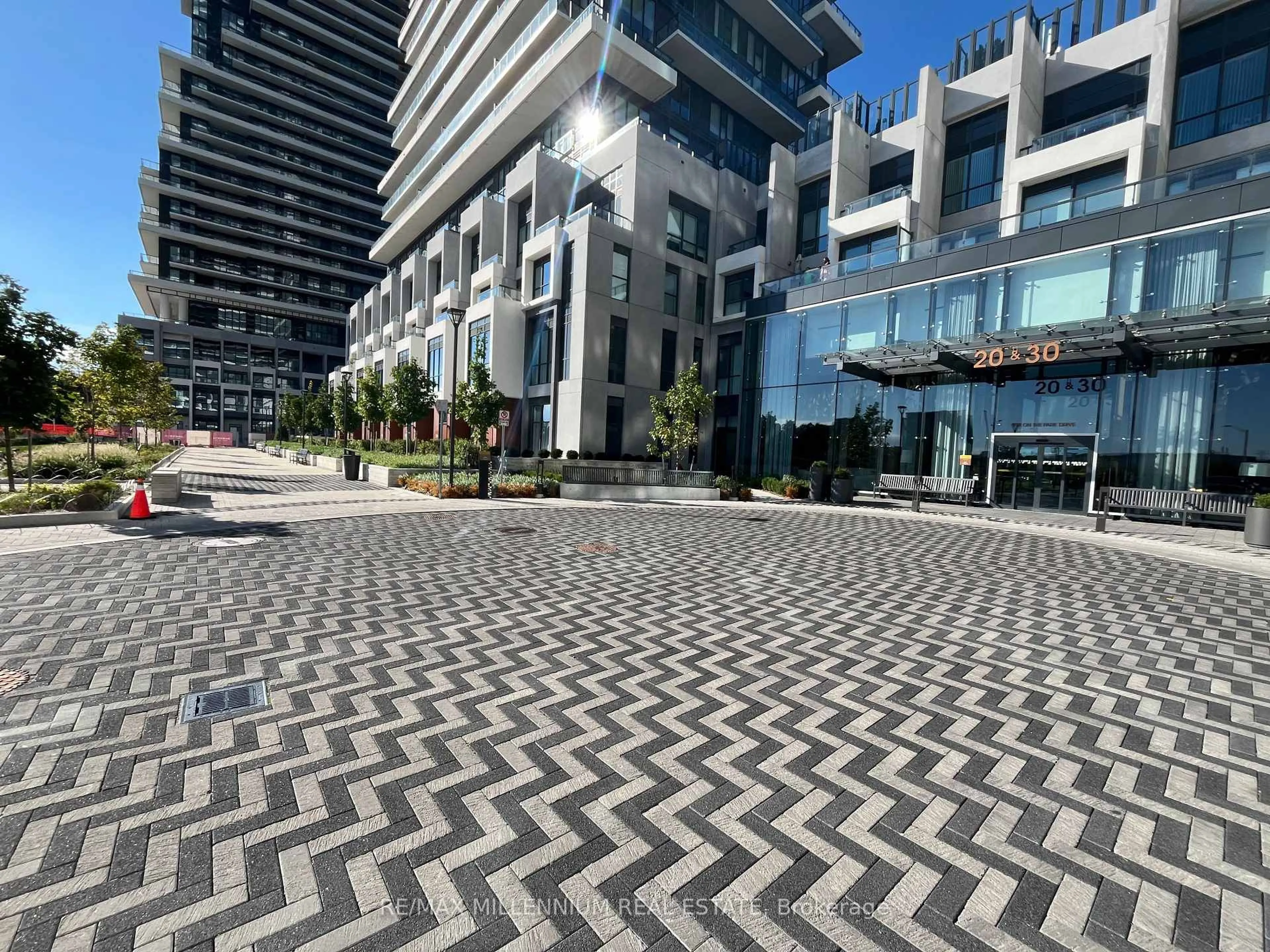 Patio, street for 30 Inn On The Park Dr #306, Toronto Ontario M3C 0P7