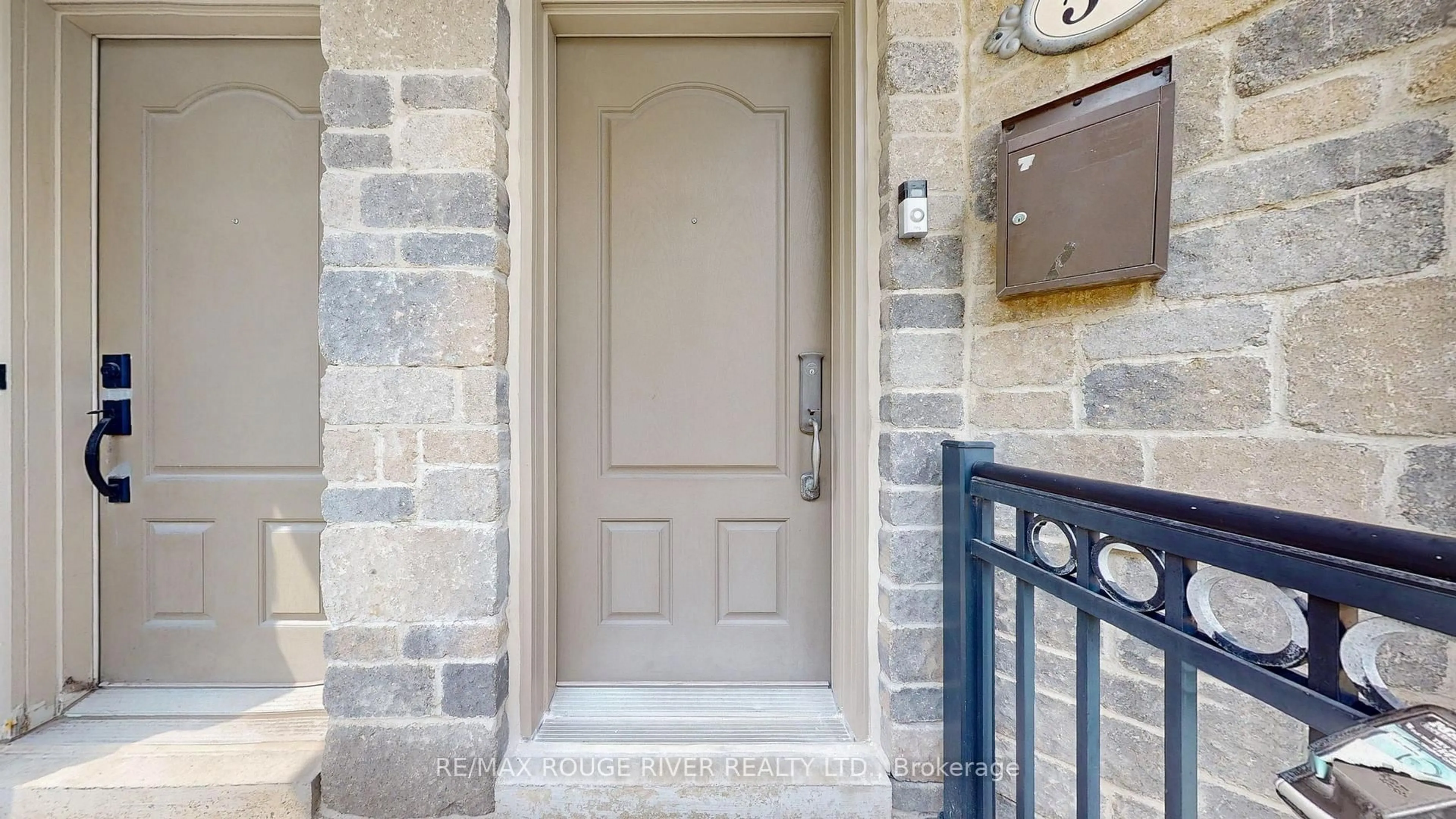 Indoor entryway for 56 Clairtrell Rd, Toronto Ontario M2N 5J6