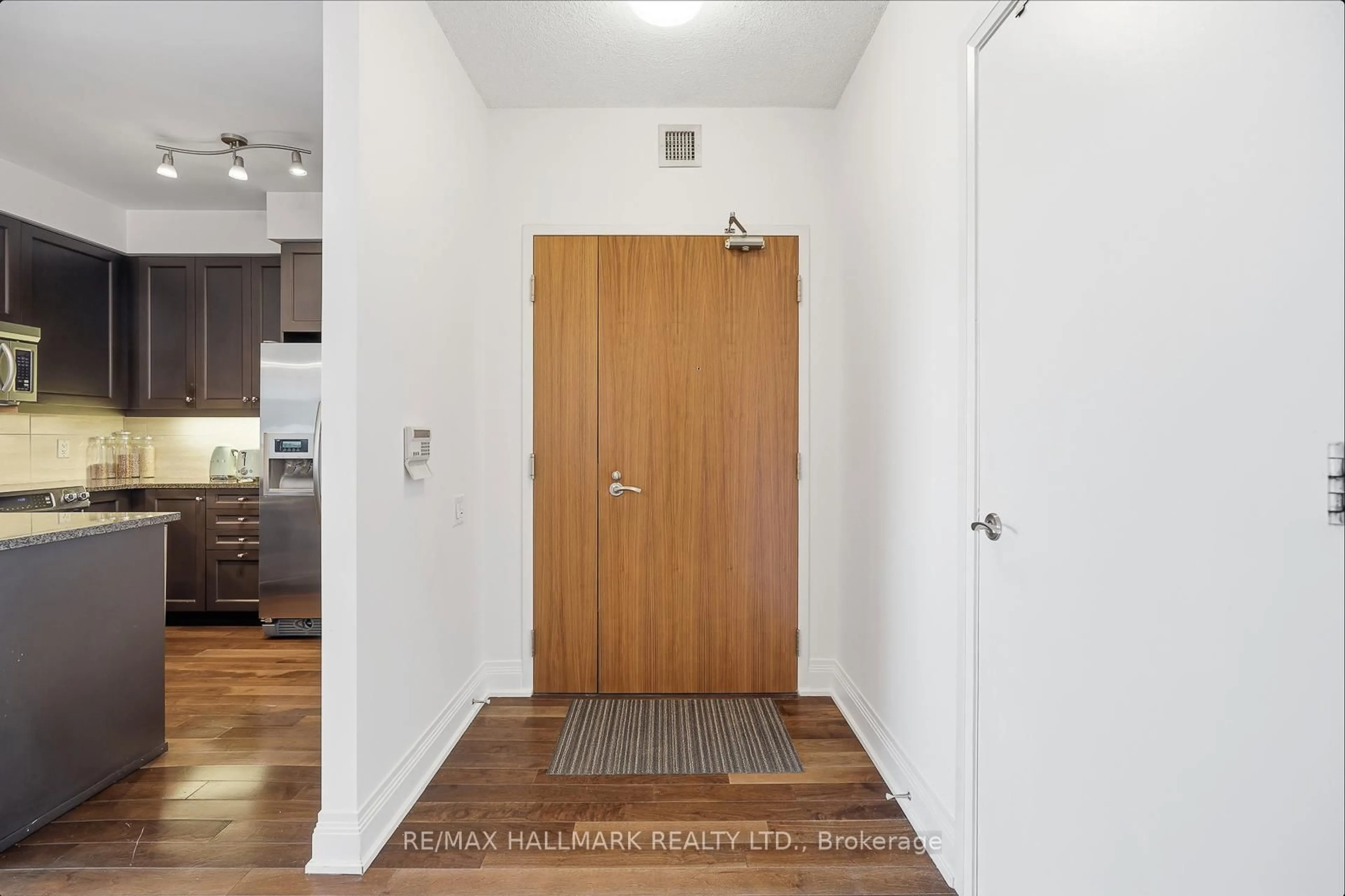 Indoor entryway for 2191 Yonge St #4801, Toronto Ontario M4S 3H8