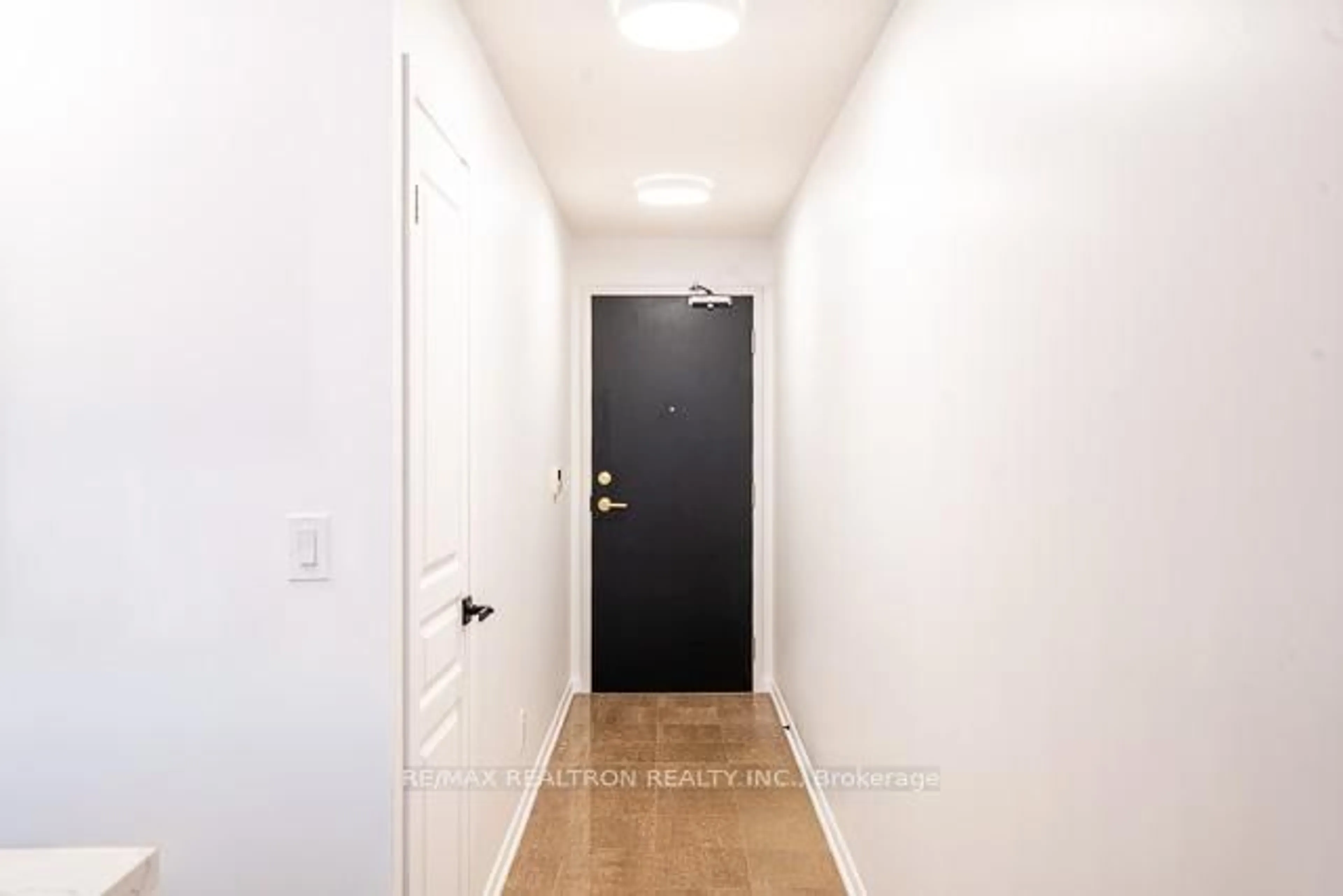 Indoor entryway for 18 Yonge St #808, Toronto Ontario M5E 1Z8