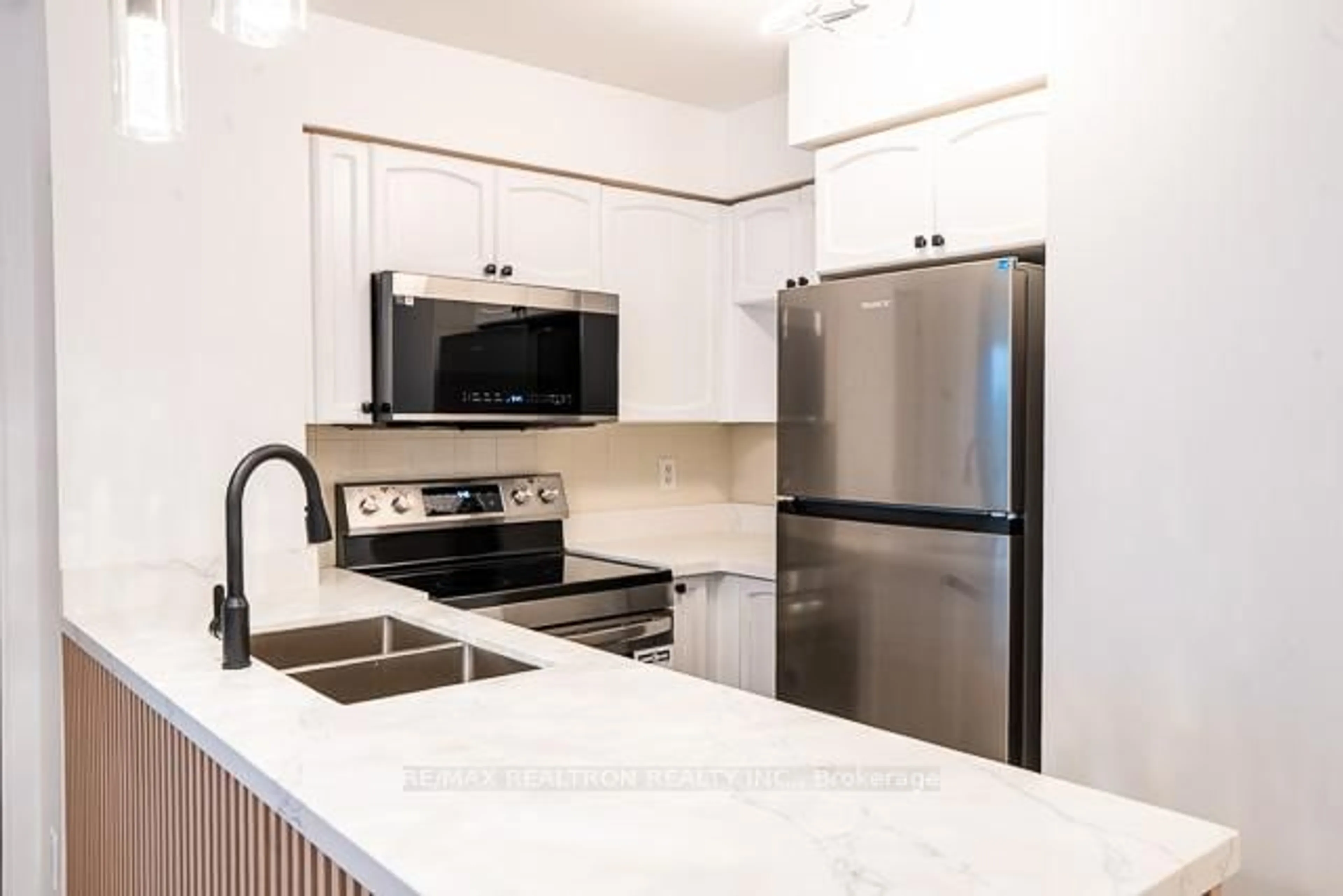 Standard kitchen, ceramic/tile floor for 18 Yonge St #808, Toronto Ontario M5E 1Z8
