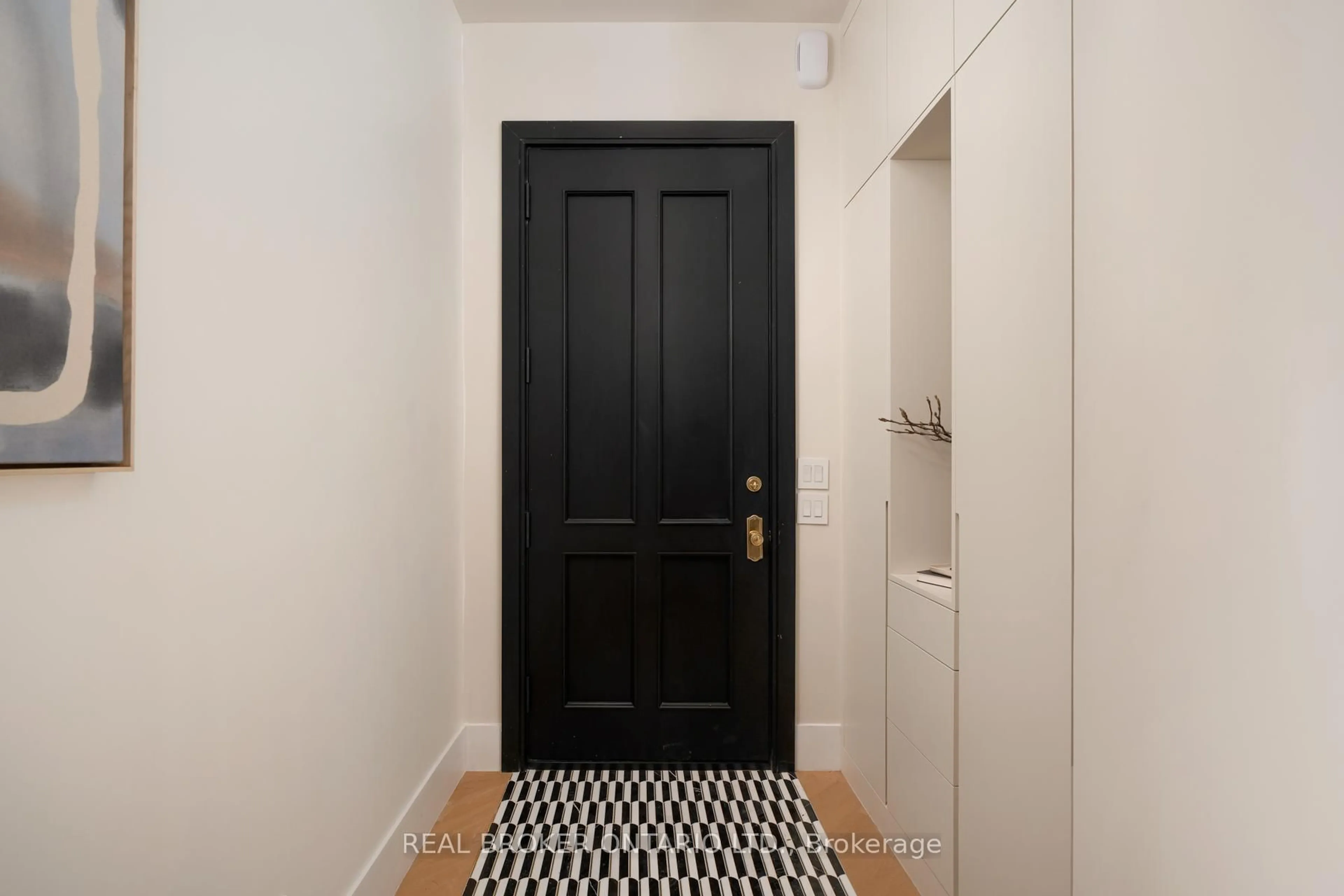 Indoor entryway for 256 Major St, Toronto Ontario M5S 2L6